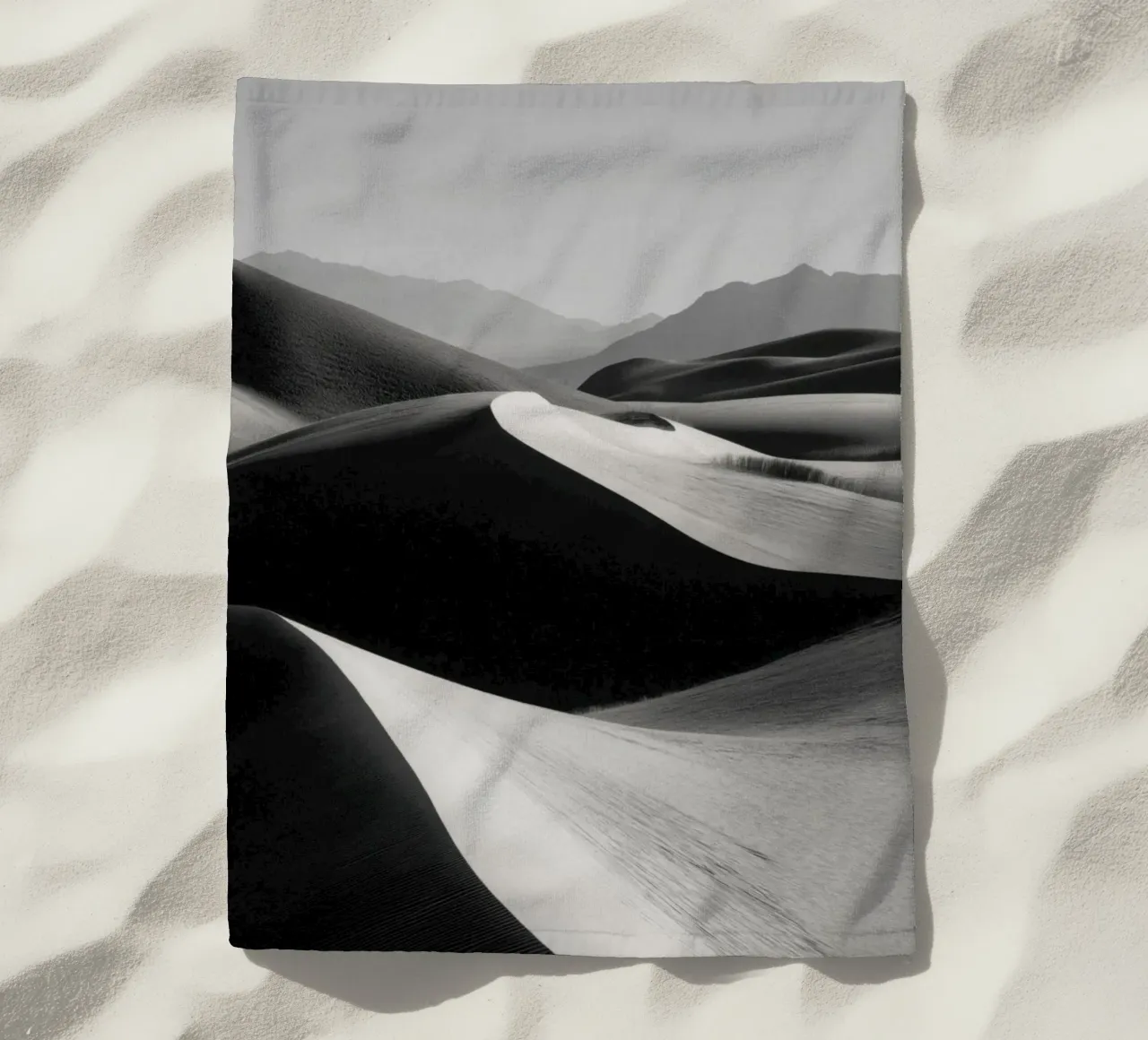 Paesaggio di dune di sabbia in bianco e nero telo mare da Indigo Tides Art