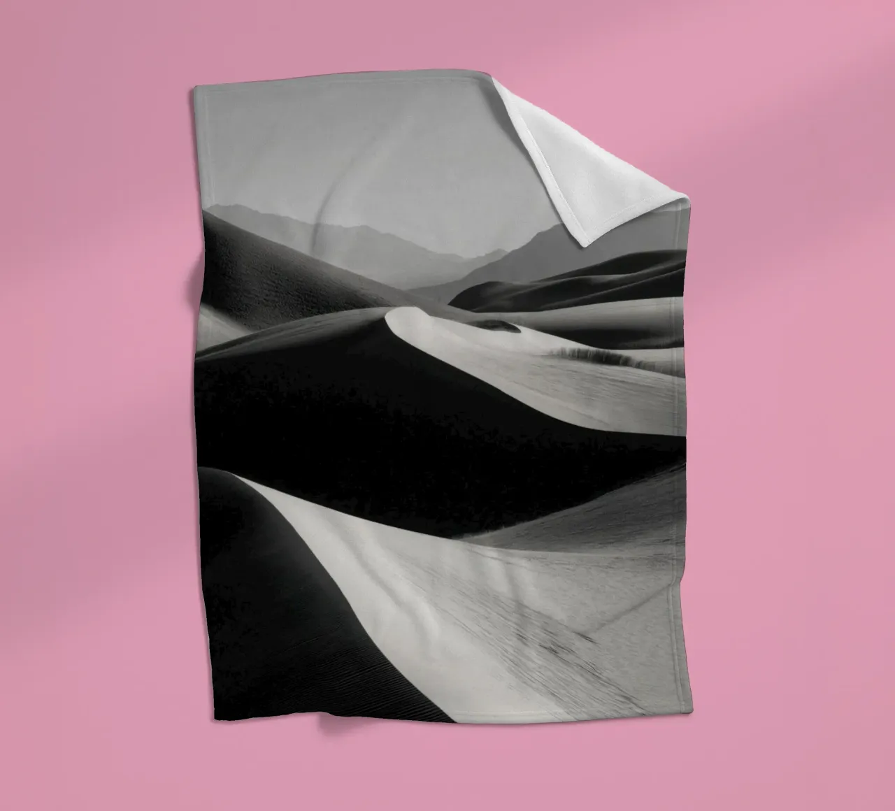 Paesaggio di dune di sabbia in bianco e nero coperta in pile da Indigo Tides Art