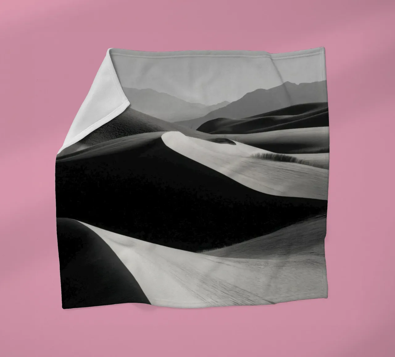 Paesaggio di dune di sabbia in bianco e nero coperta in pile da Indigo Tides Art