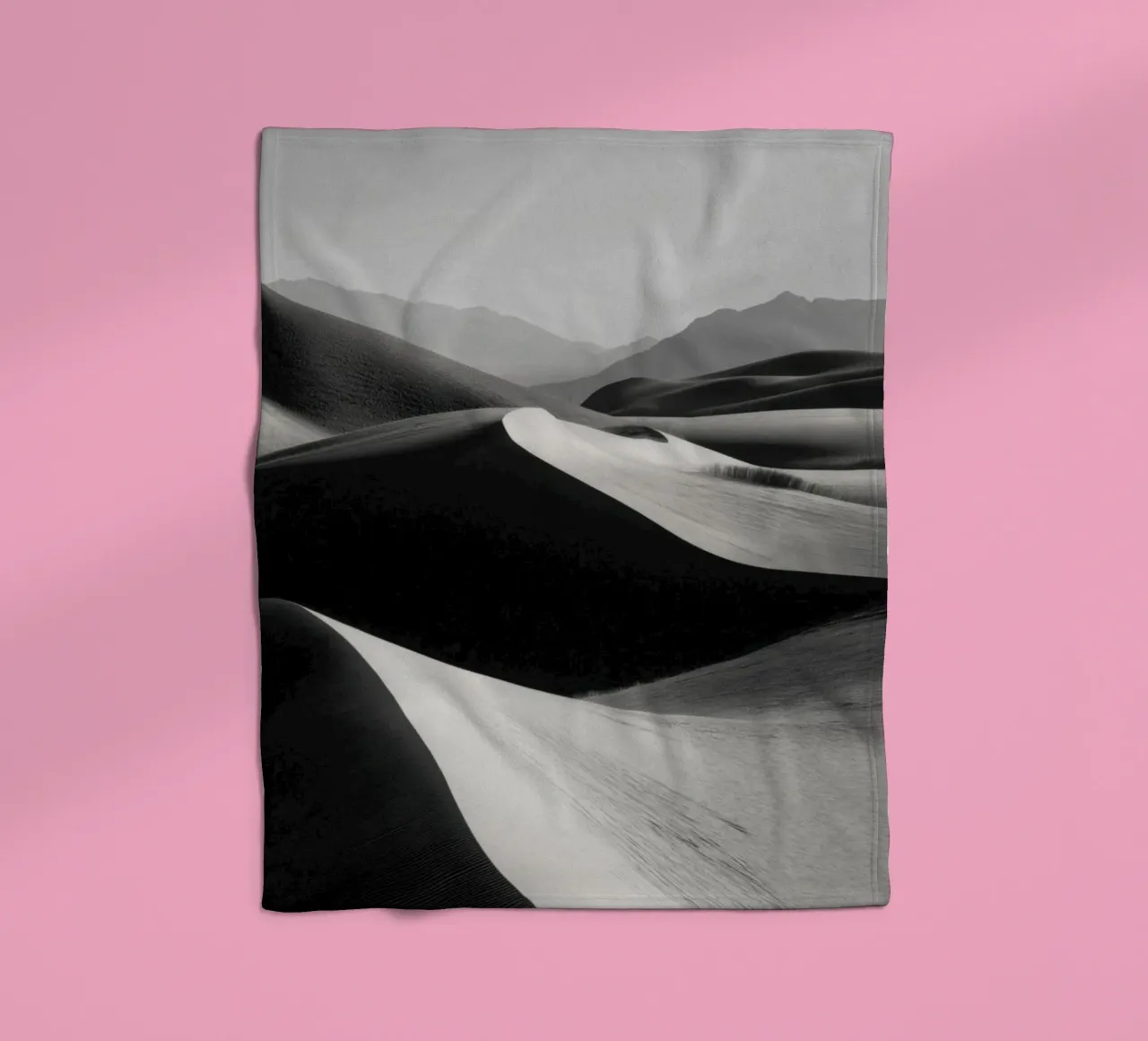 Paesaggio di dune di sabbia in bianco e nero coperta in pile da Indigo Tides Art