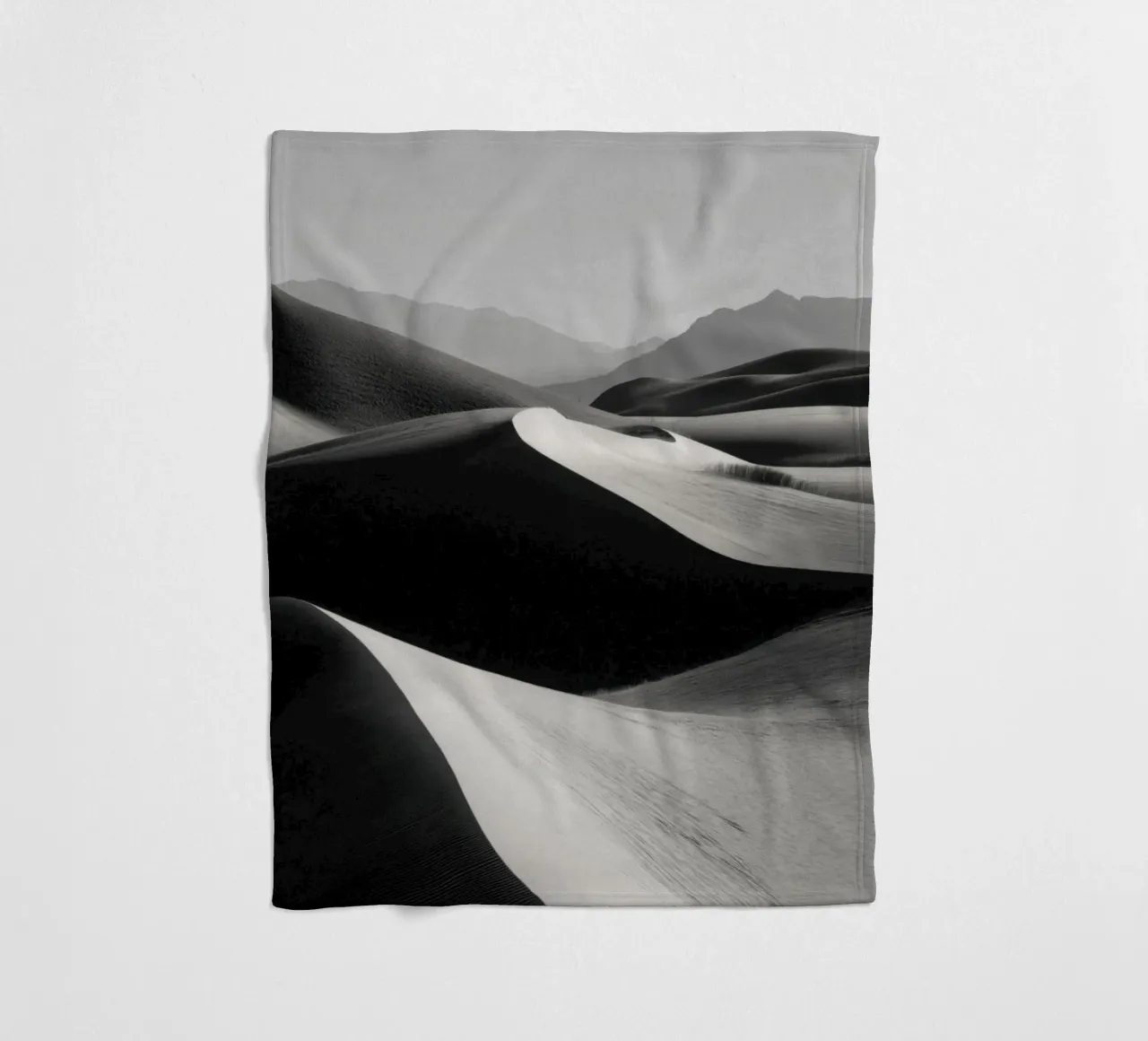 Paesaggio di dune di sabbia in bianco e nero coperta in pile da Indigo Tides Art
