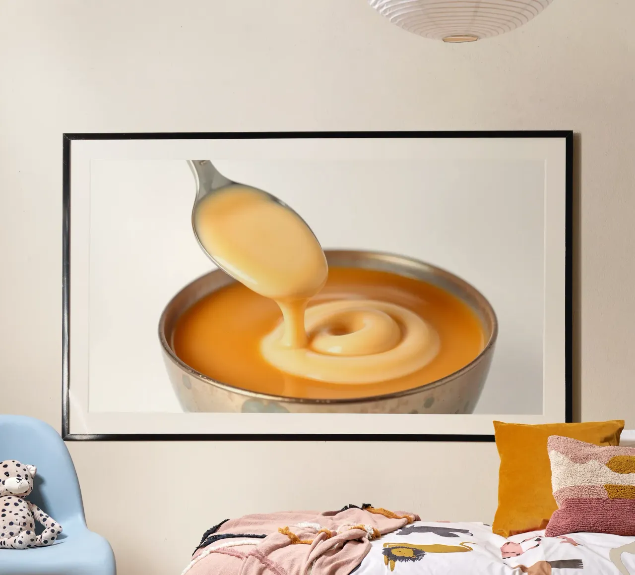 Una cremosa salsa per dessert si trasforma in una ciotola che mette in risalto il ricco color oro. poster da DesignDoodle