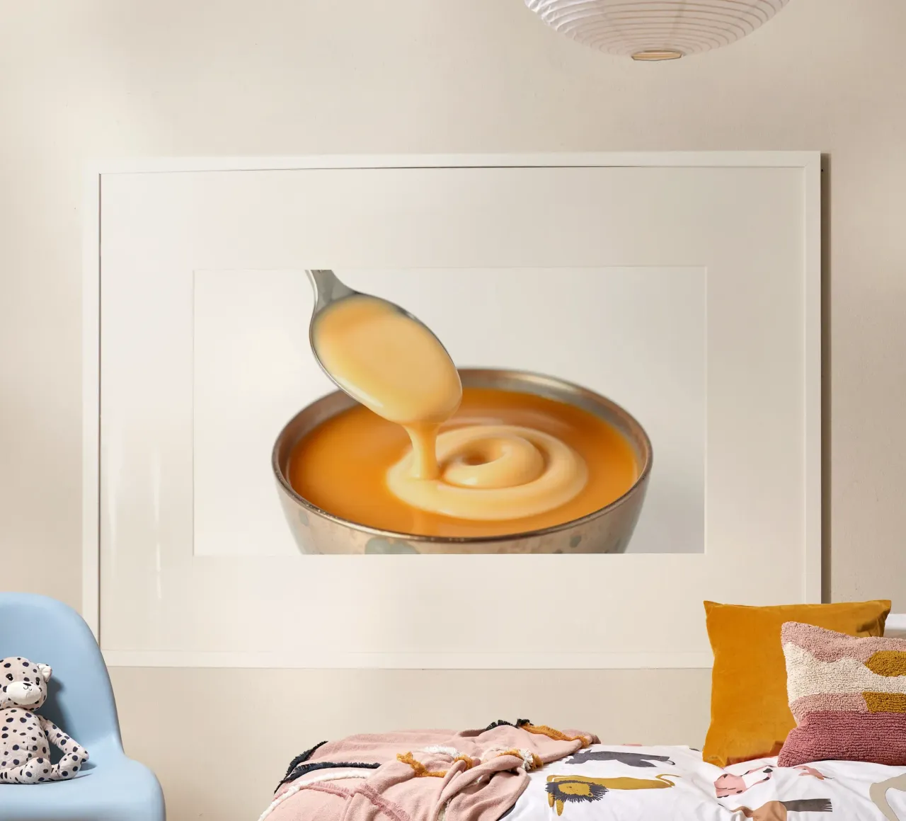 Una cremosa salsa per dessert si trasforma in una ciotola che mette in risalto il ricco color oro. poster da DesignDoodle