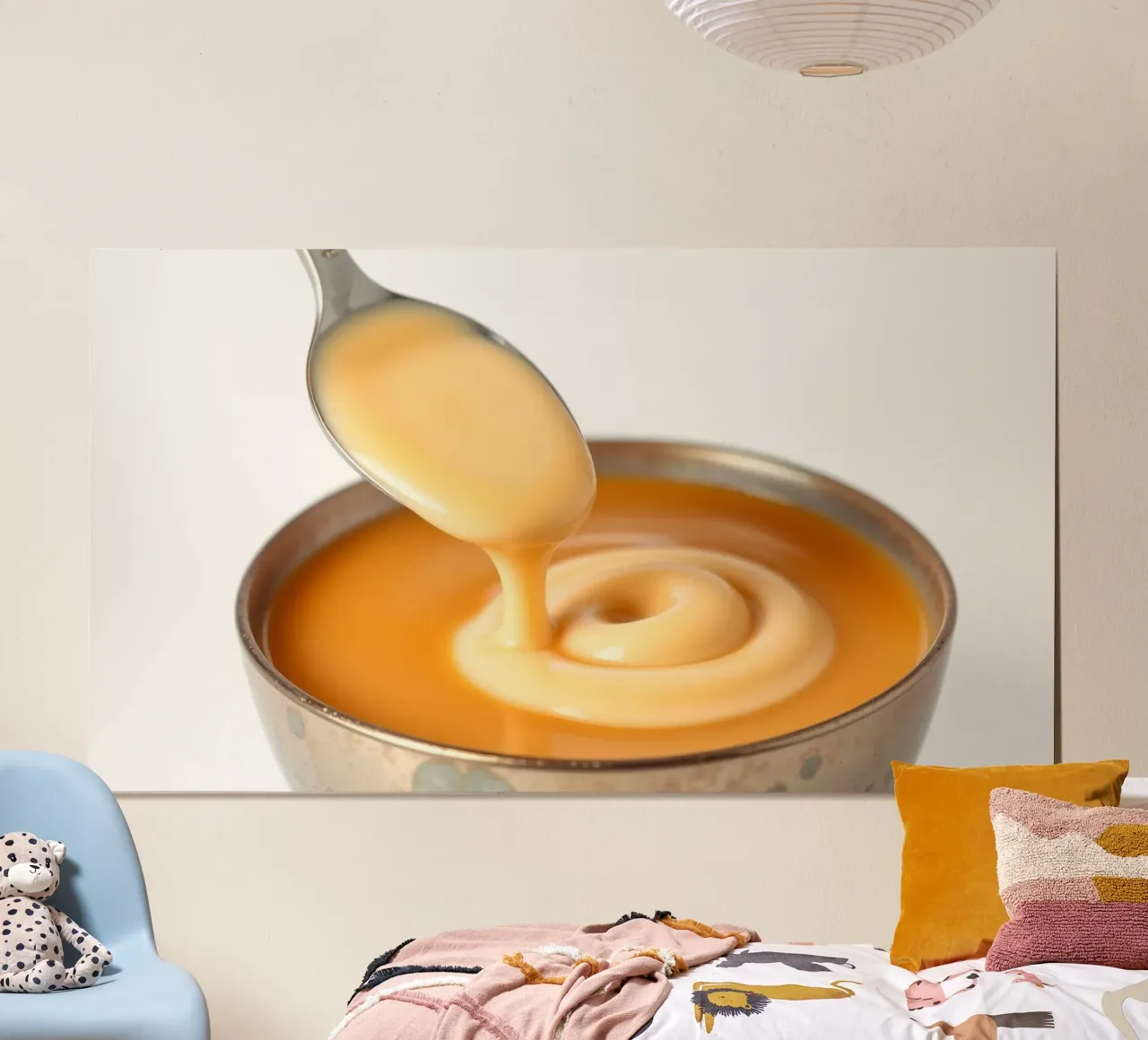 Una cremosa salsa per dessert si trasforma in una ciotola che mette in risalto il ricco color oro. poster da DesignDoodle