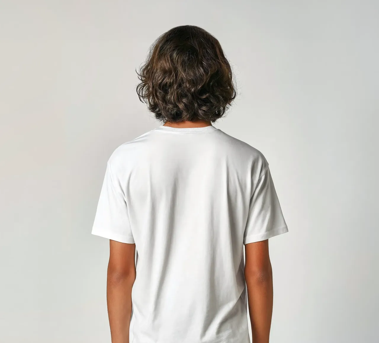 Un gatto trasporta con orgoglio un pesce in un mercato affollato t-shirt bambini da DesignDoodle