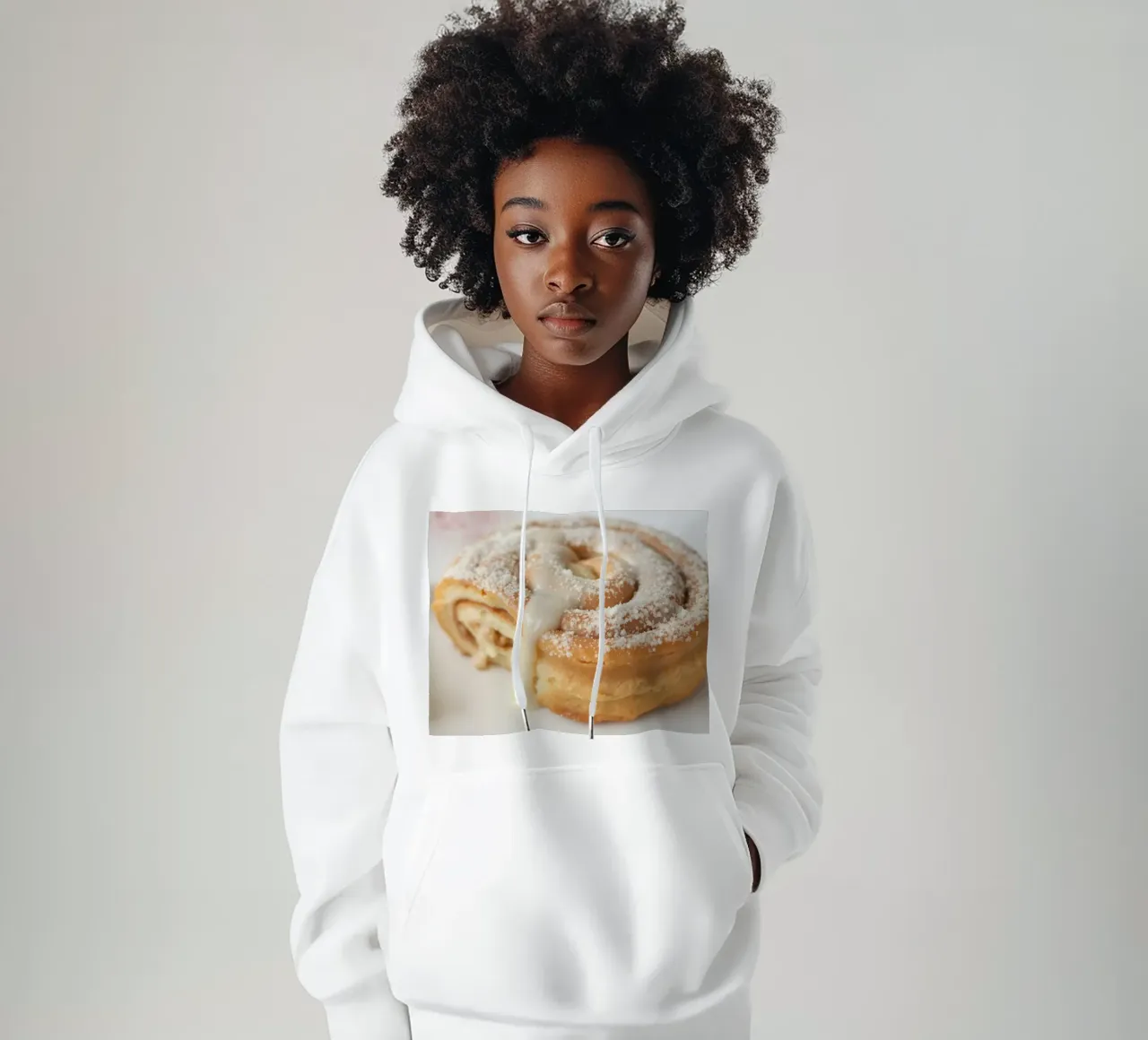 Rollo de canela caliente con glaseado de nata y azúcar glas sobre un sudadera con capucha de DesignDoodle