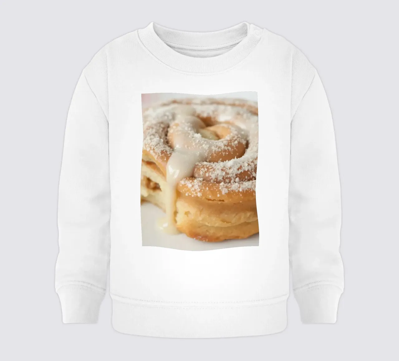 Rollo de canela caliente con glaseado de nata y azúcar glas sobre un sudadera de bebé de DesignDoodle