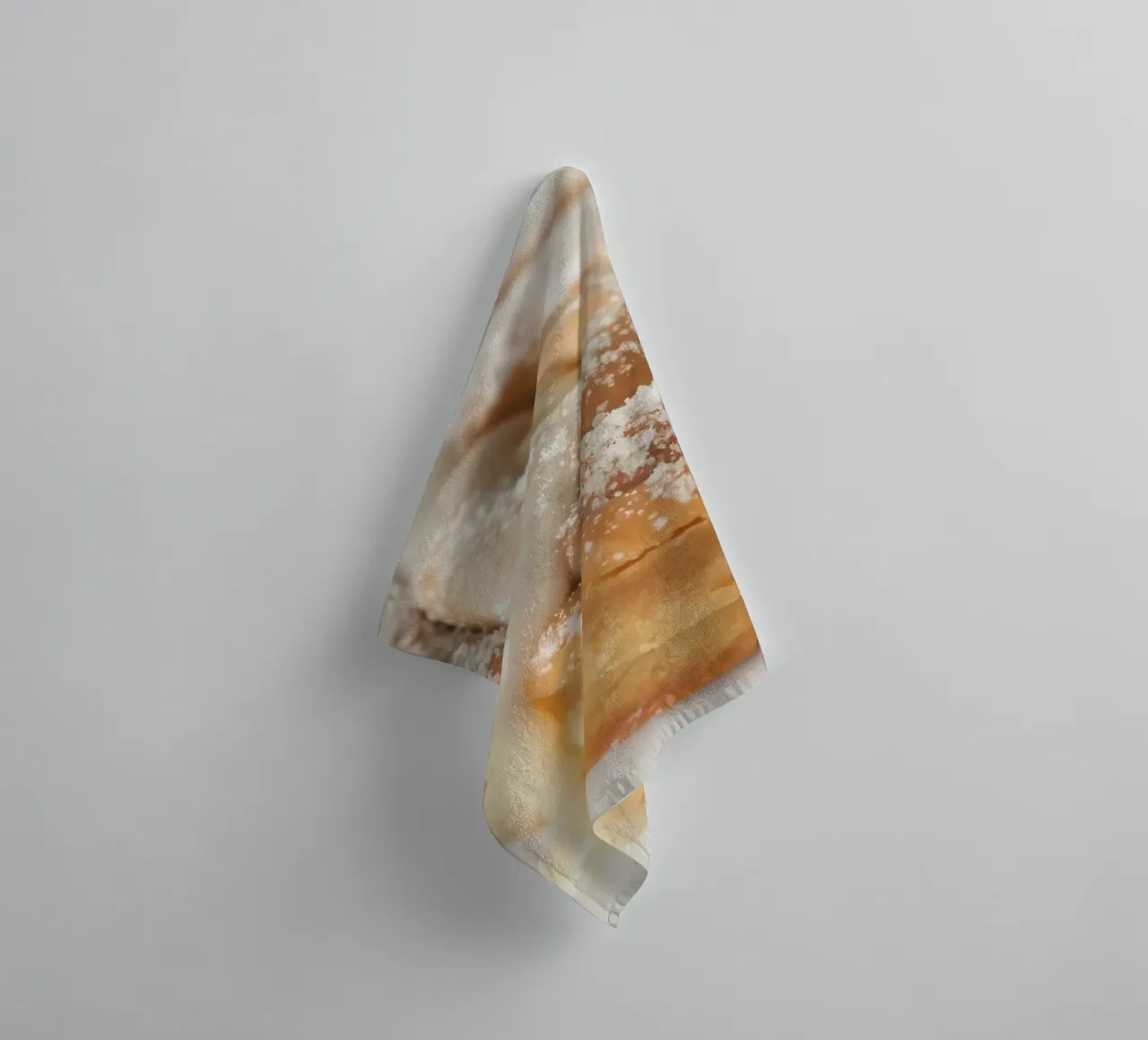 Rouleau chaud à la cannelle avec glaçage à la crème et sucre en poudre sur une plaque de cuisson. serviette de bain de DesignDoodle