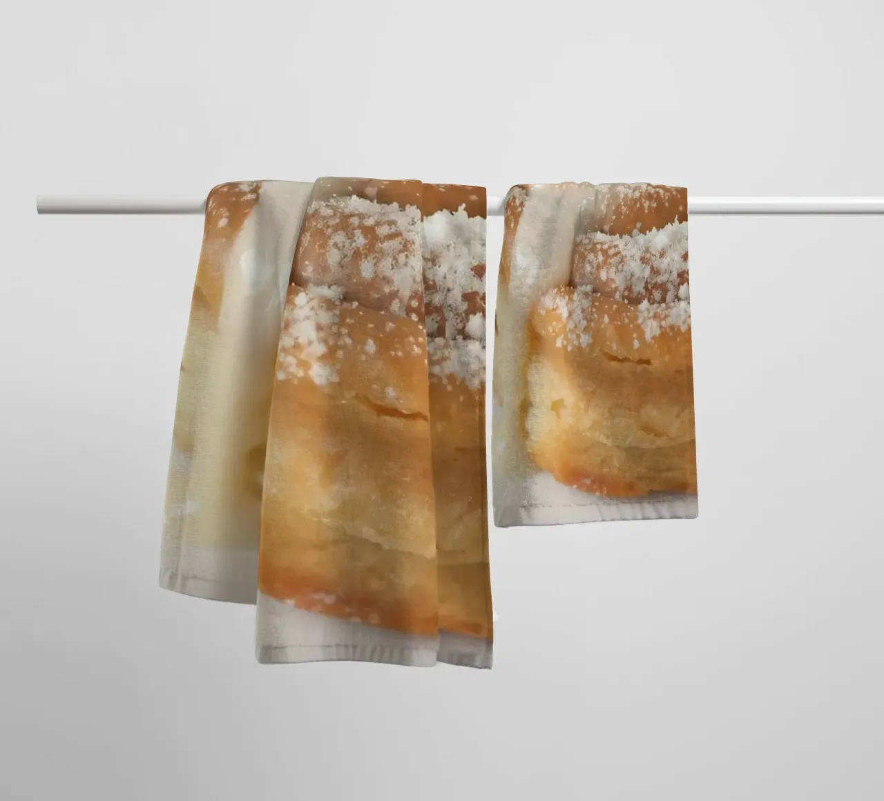 Rouleau chaud à la cannelle avec glaçage à la crème et sucre en poudre sur une plaque de cuisson. serviette de bain de DesignDoodle