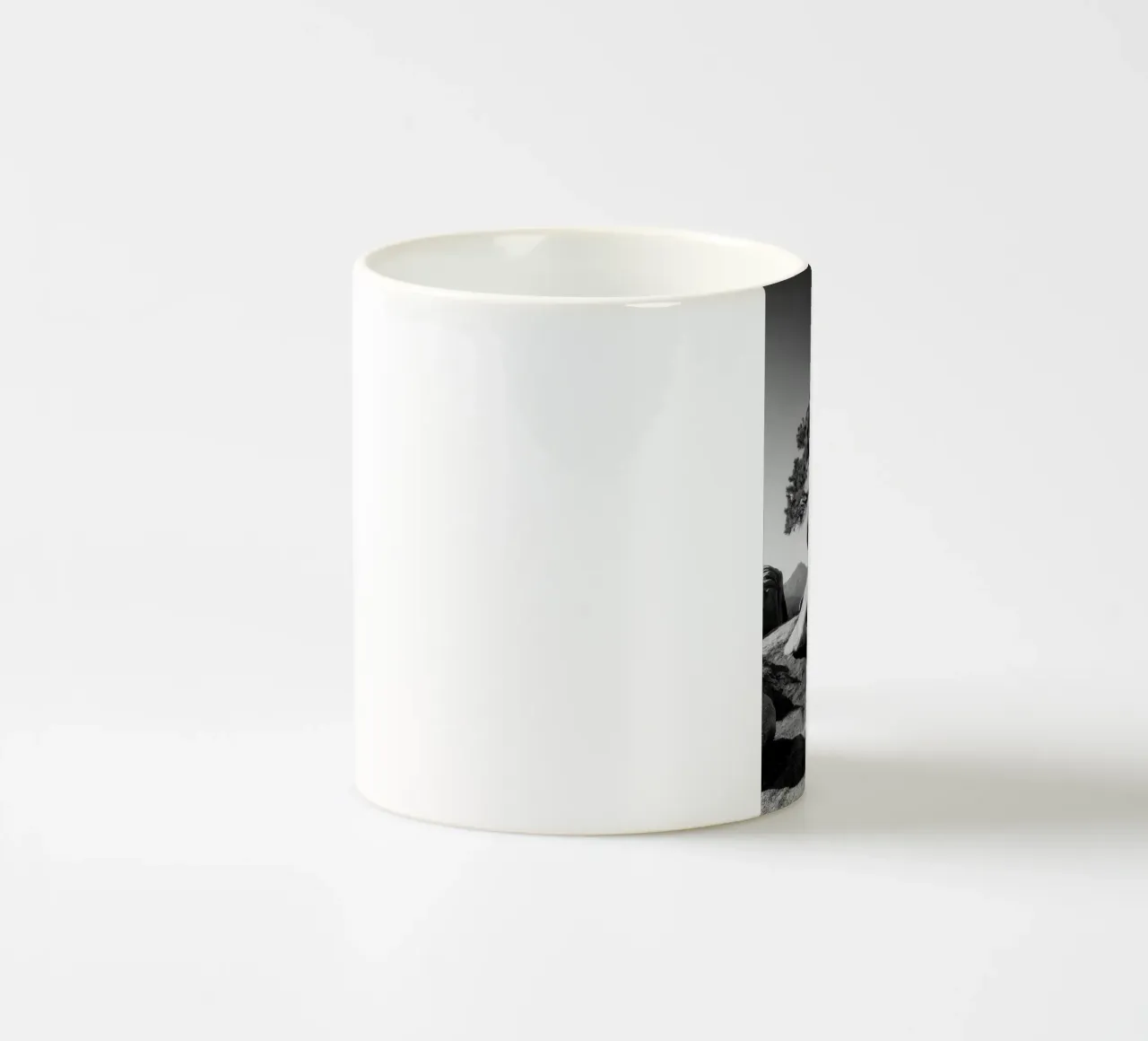 Albero in bianco e nero sulla cima di una montagna tazza in ceramica da Indigo Tides Art