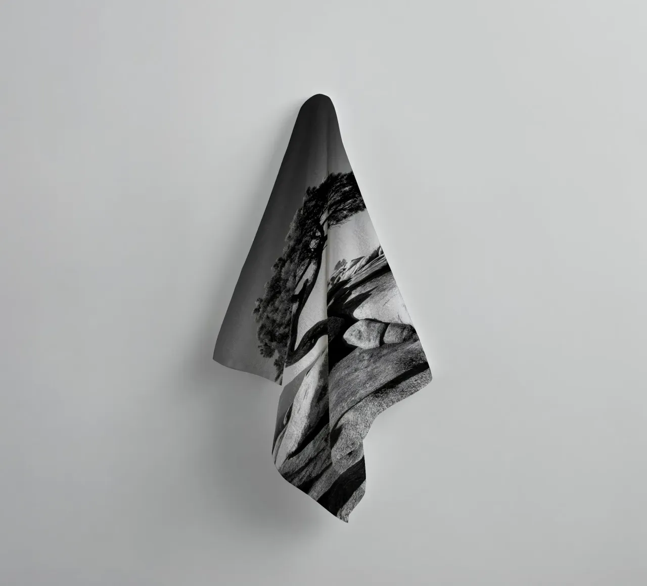 Albero in bianco e nero sulla cima di una montagna asciugamano da bagno da Indigo Tides Art