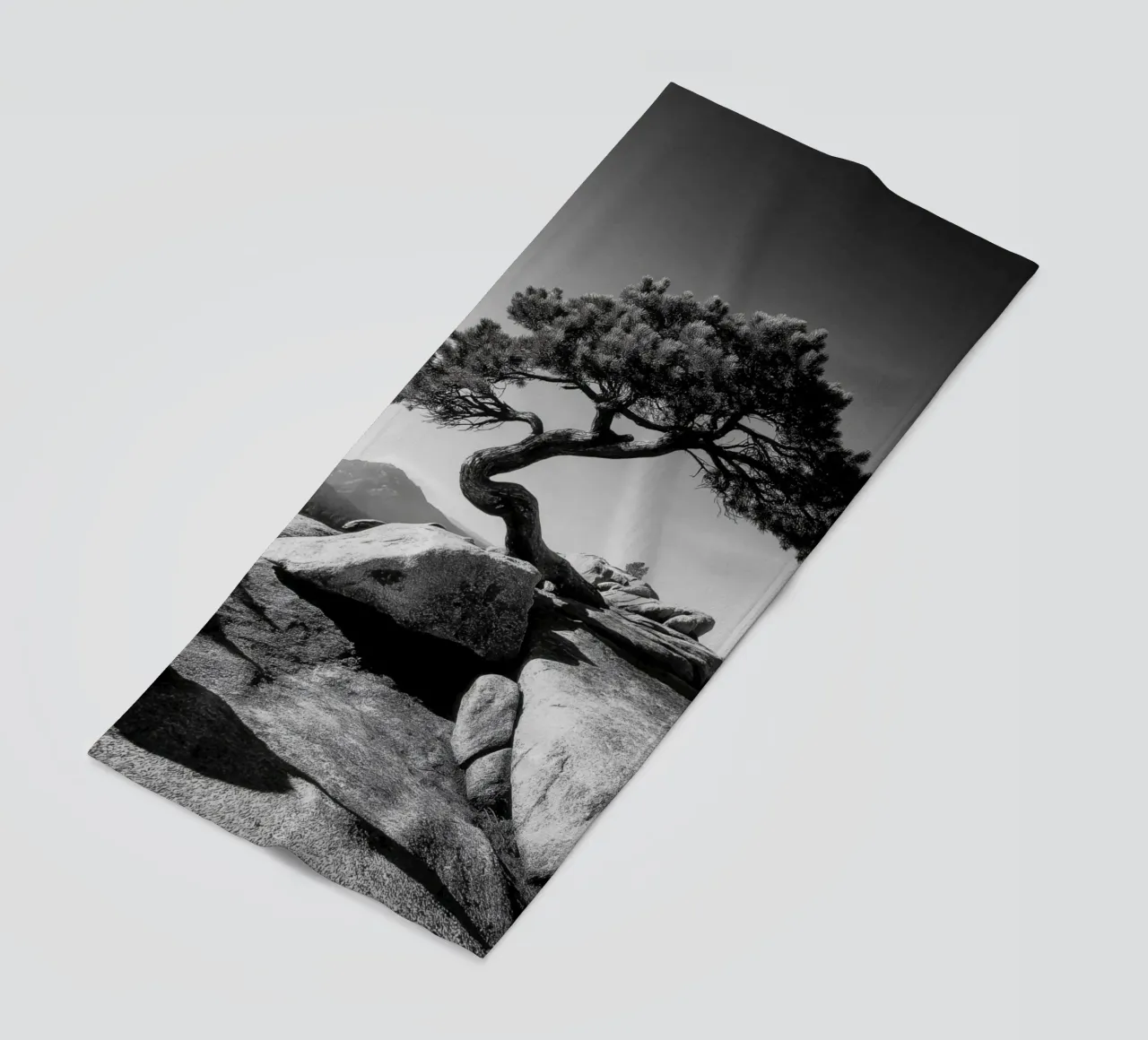 Albero in bianco e nero sulla cima di una montagna telo mare da Indigo Tides Art