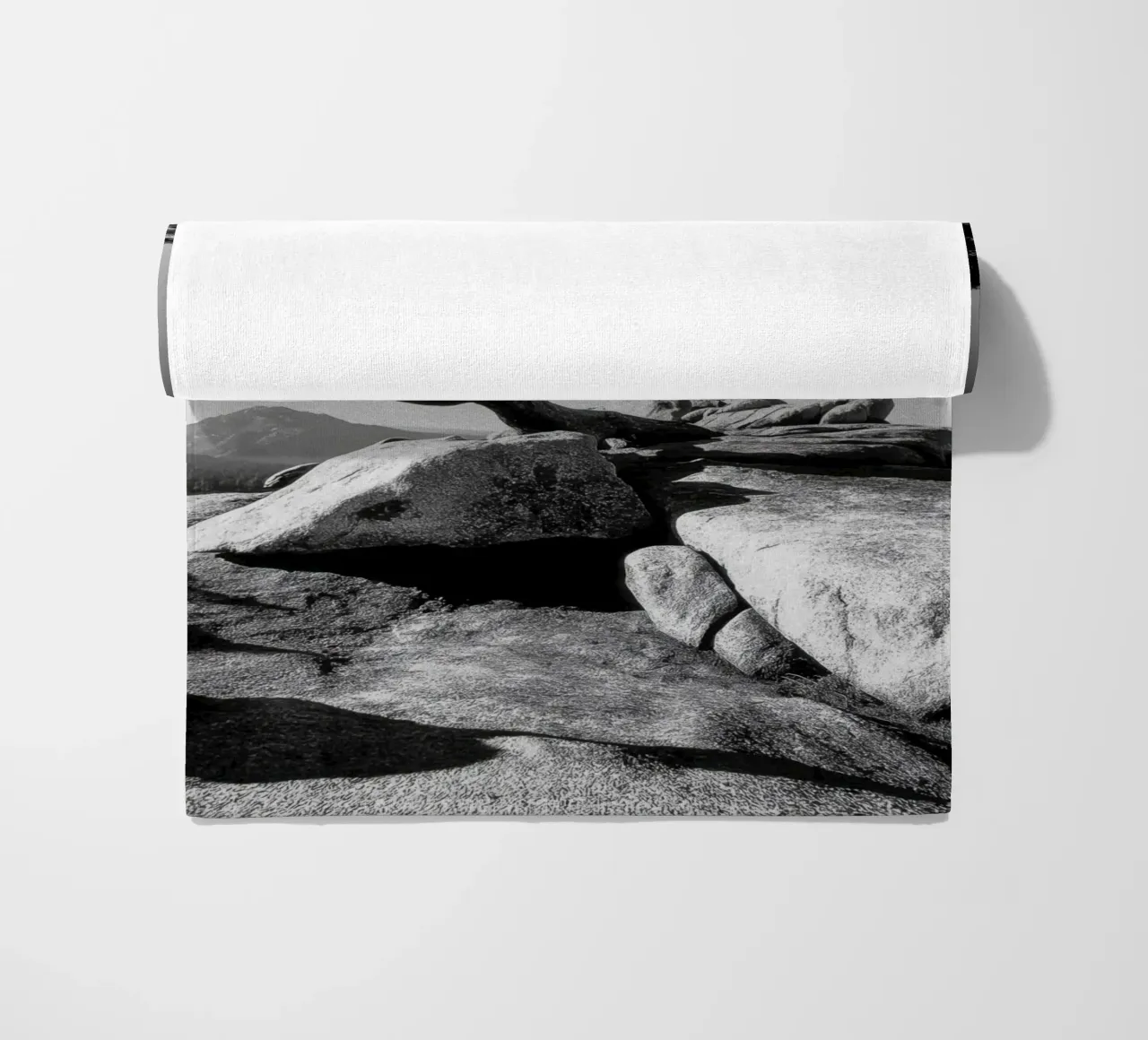 Albero in bianco e nero sulla cima di una montagna telo mare da Indigo Tides Art