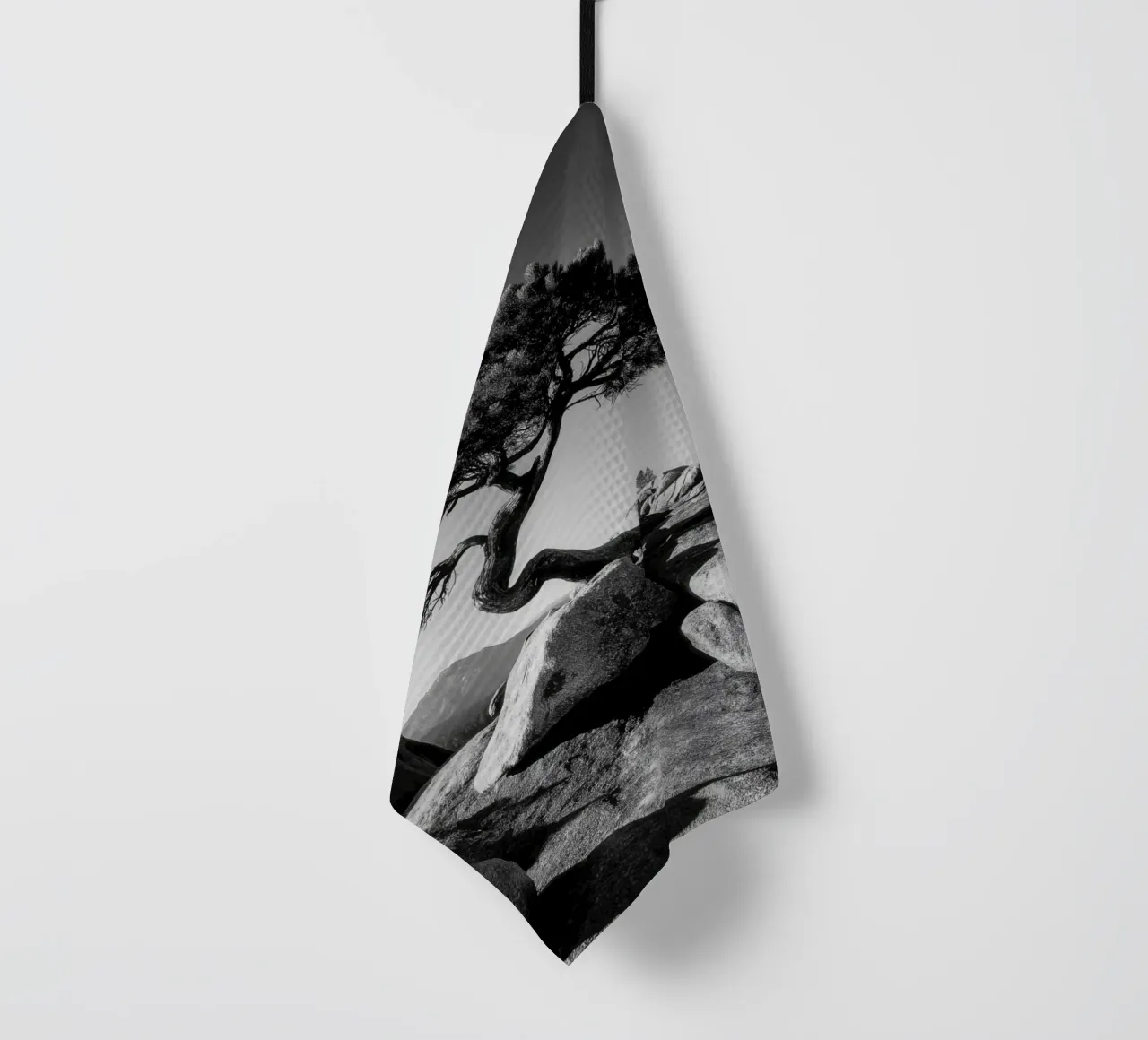 Albero in bianco e nero sulla cima di una montagna canovaccio da cucina da Indigo Tides Art