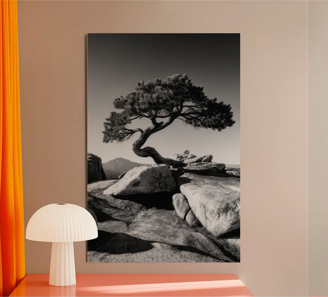 Albero in bianco e nero sulla cima di una montagna alluminio dibond da Indigo Tides Art