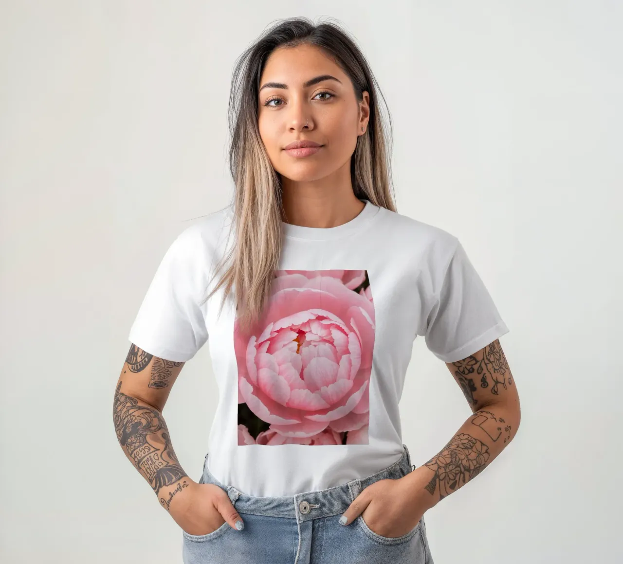 Wunderschöne rosafarbene Pfingstrosen in voller Blüte, die zarte Kunstwerke präsentieren T-Shirt von DesignDoodle