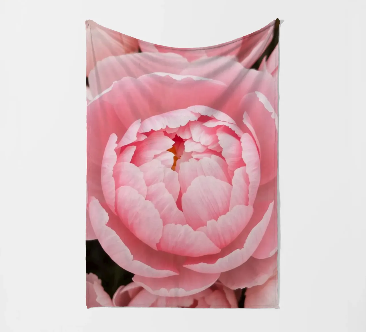 Wunderschöne rosafarbene Pfingstrosen in voller Blüte, die zarte Kunstwerke präsentieren Fleecedecke von DesignDoodle