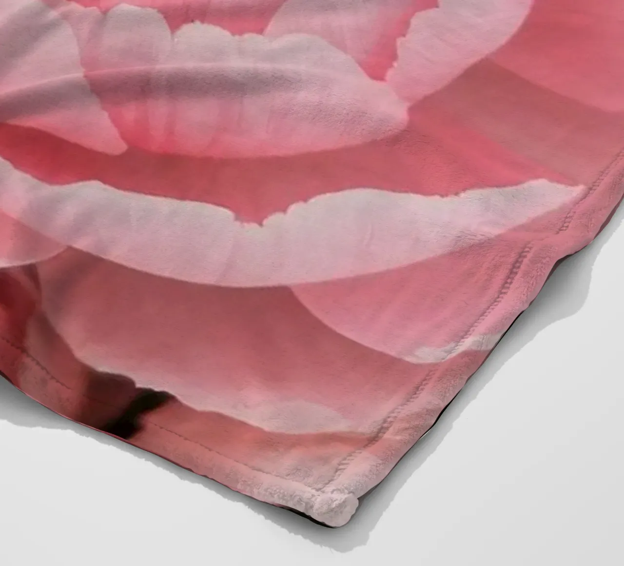 Wunderschöne rosafarbene Pfingstrosen in voller Blüte, die zarte Kunstwerke präsentieren Fleecedecke von DesignDoodle