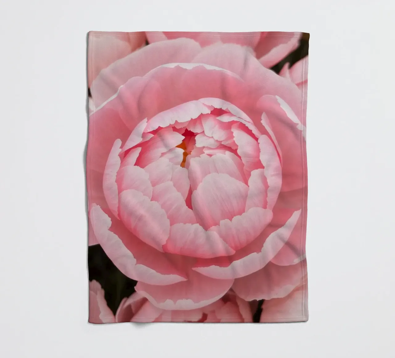 Wunderschöne rosafarbene Pfingstrosen in voller Blüte, die zarte Kunstwerke präsentieren Fleecedecke von DesignDoodle