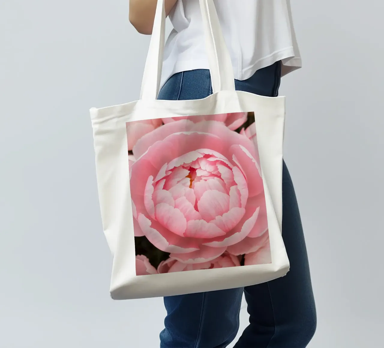 Wunderschöne rosafarbene Pfingstrosen in voller Blüte, die zarte Kunstwerke präsentieren Jutebeutel von DesignDoodle