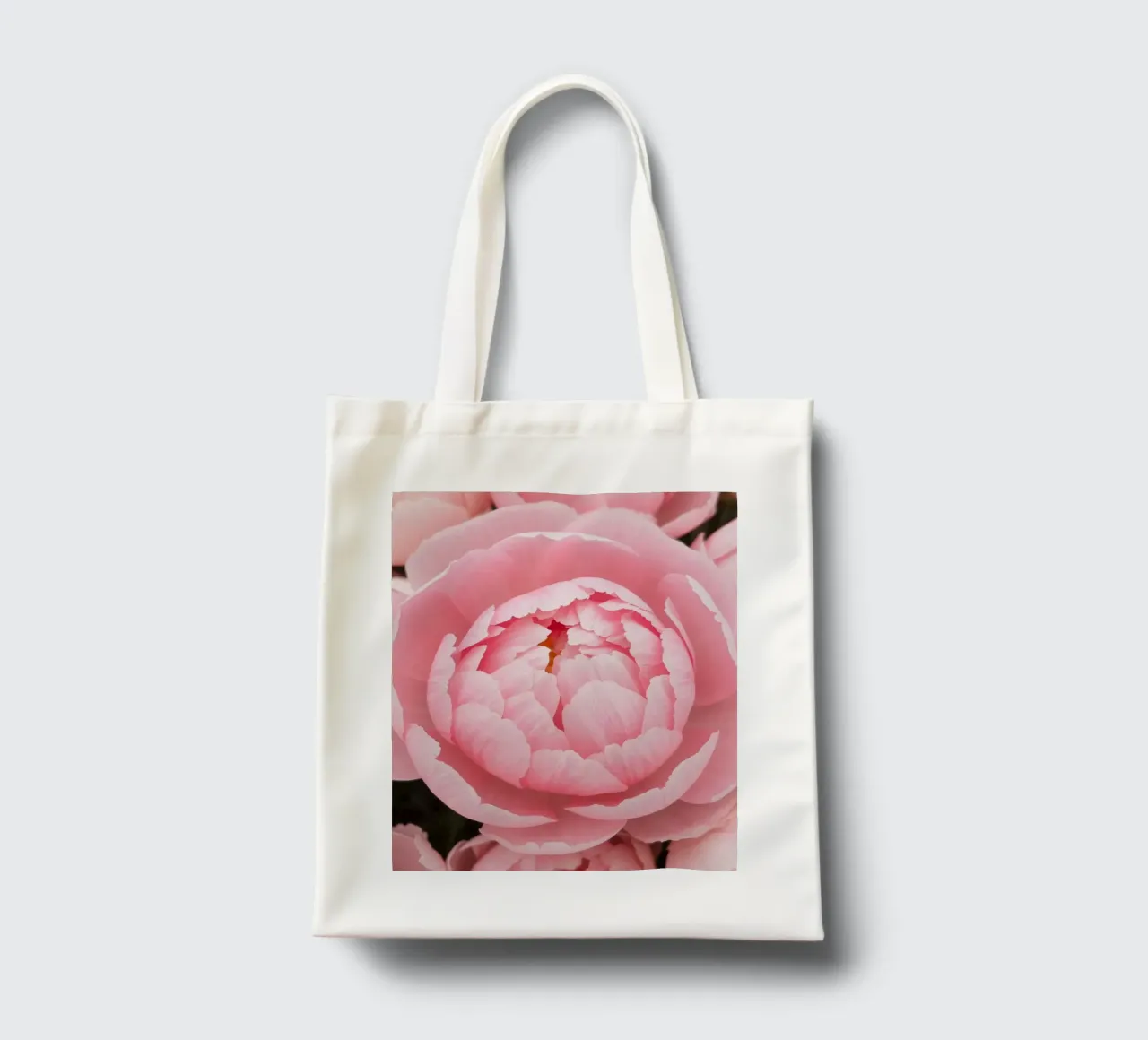 Wunderschöne rosafarbene Pfingstrosen in voller Blüte, die zarte Kunstwerke präsentieren Jutebeutel von DesignDoodle
