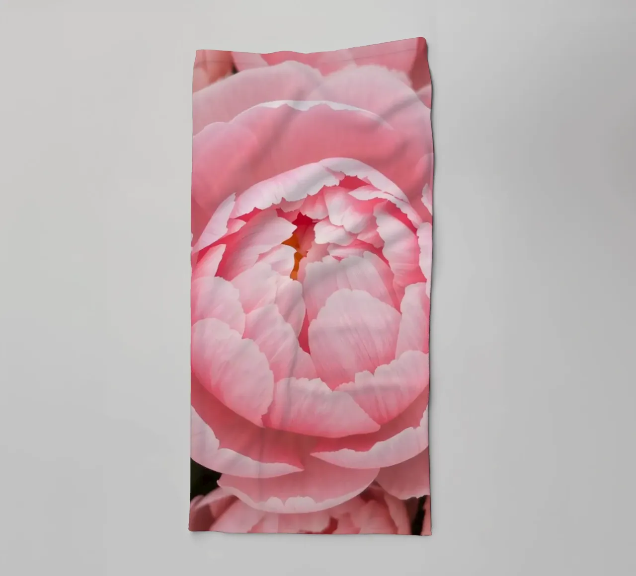 Bellissime peonie rosa in piena fioritura che mettono in mostra un'arte delicata asciugamano da bagno da DesignDoodle