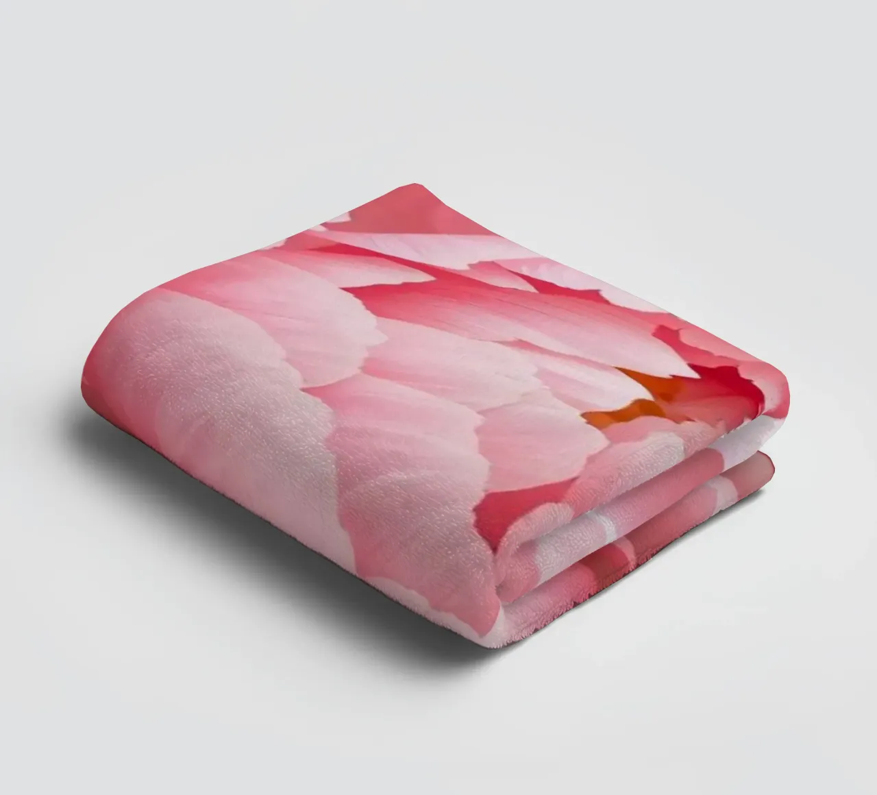 Bellissime peonie rosa in piena fioritura che mettono in mostra un'arte delicata asciugamano da bagno da DesignDoodle