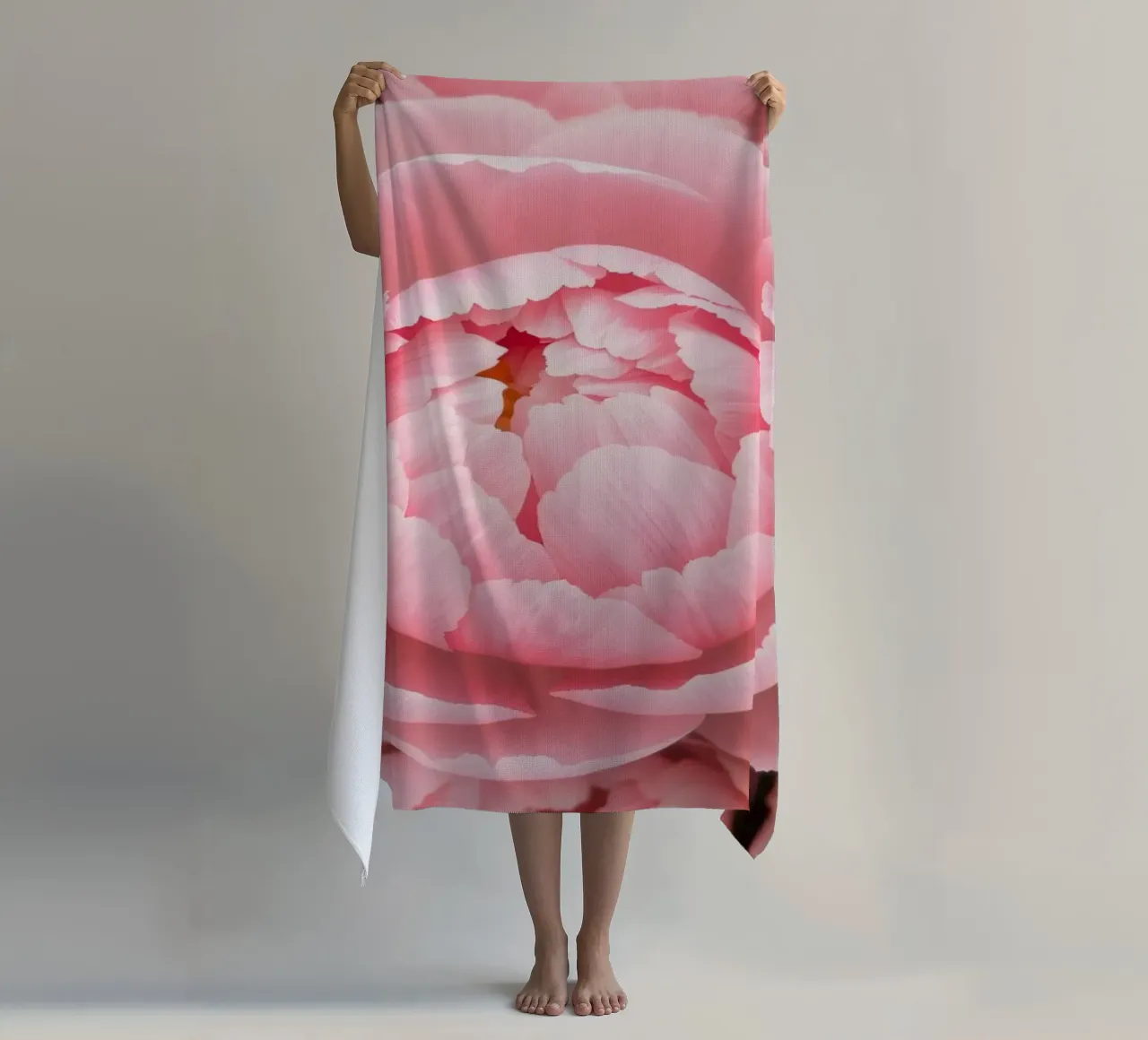 Bellissime peonie rosa in piena fioritura che mettono in mostra un'arte delicata telo mare da DesignDoodle