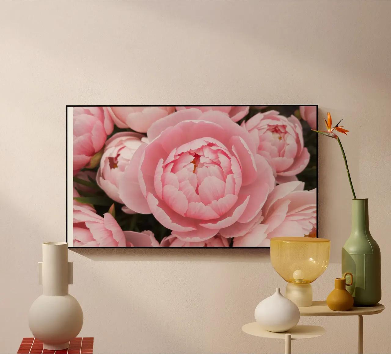 Wunderschöne rosafarbene Pfingstrosen in voller Blüte, die zarte Kunstwerke präsentieren Acryl-Glas von DesignDoodle