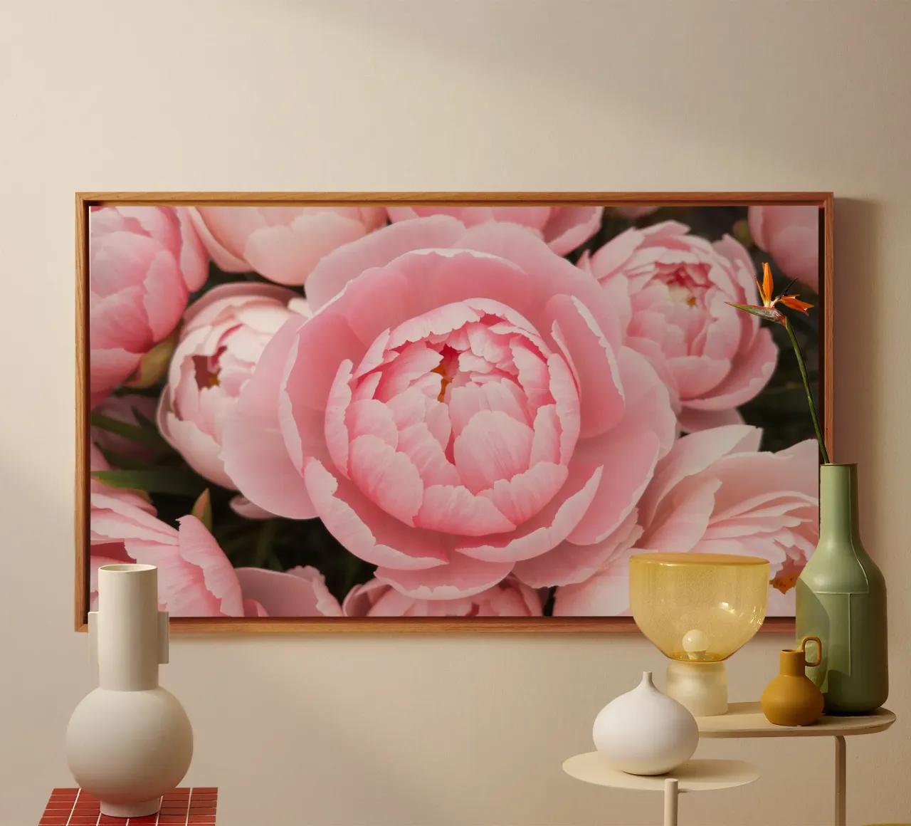 Wunderschöne rosafarbene Pfingstrosen in voller Blüte, die zarte Kunstwerke präsentieren Leinwand mit Schattenfugenrahmen von DesignDoodle