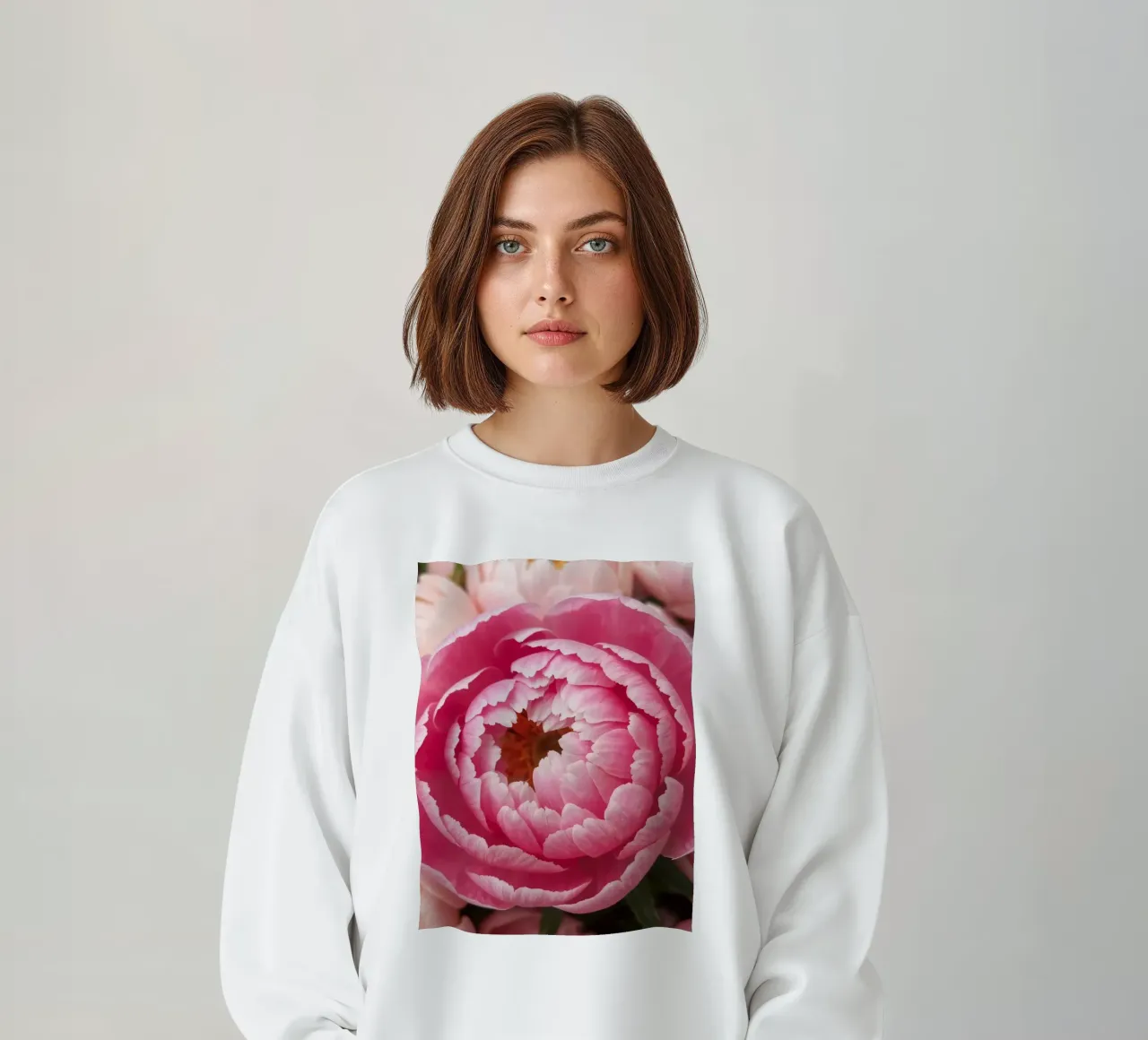 Splendide peonie rosa fioriscono in un giardino in primavera felpa da DesignDoodle