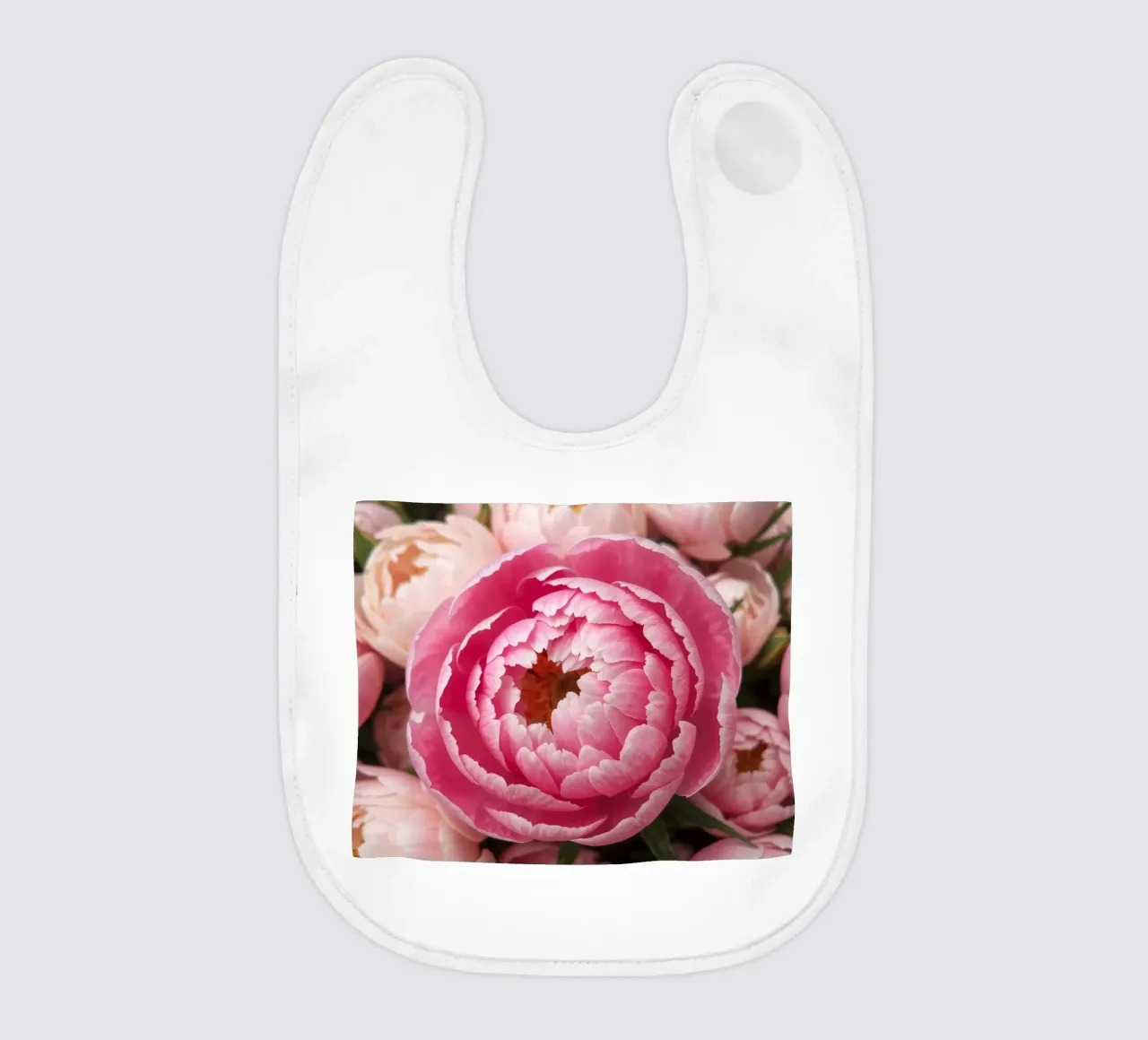 Splendide peonie rosa fioriscono in un giardino in primavera bavaglino da DesignDoodle
