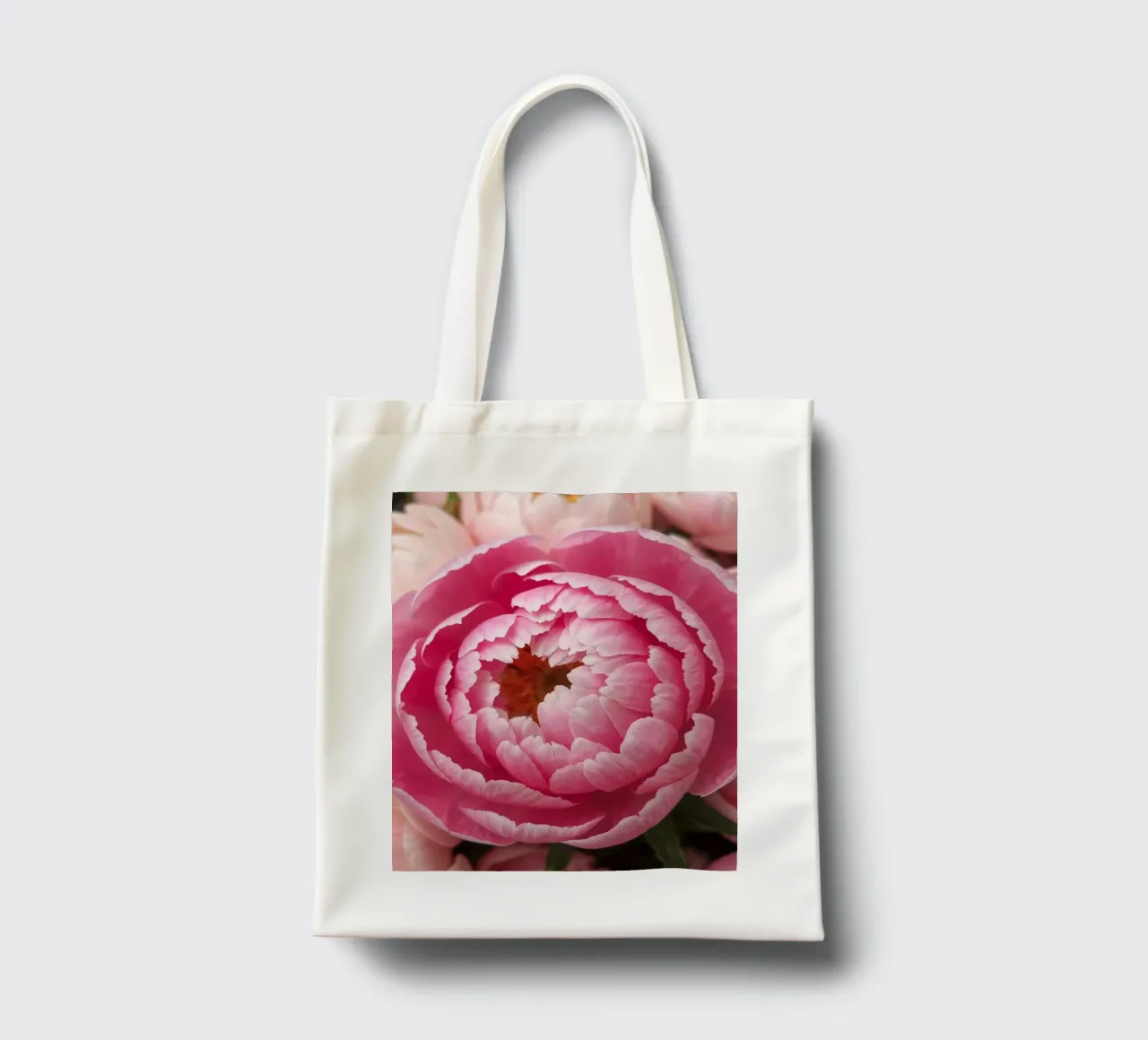 Splendide peonie rosa fioriscono in un giardino in primavera borsa in juta da DesignDoodle
