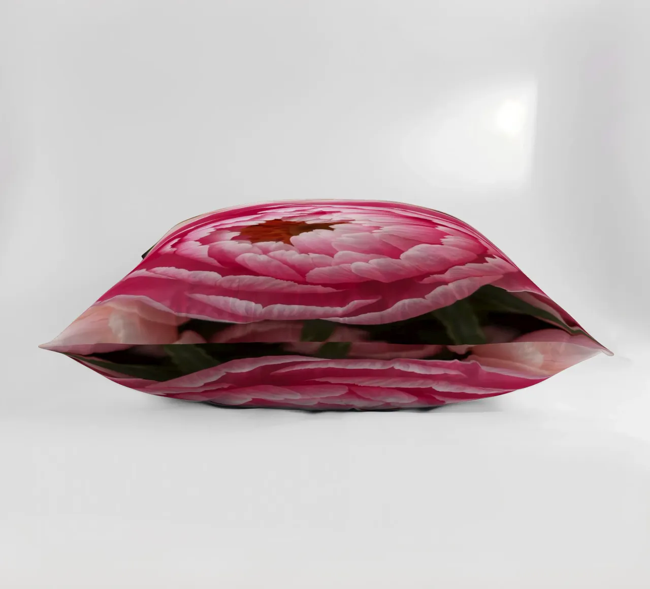 Splendide peonie rosa fioriscono in un giardino in primavera cuscino da DesignDoodle