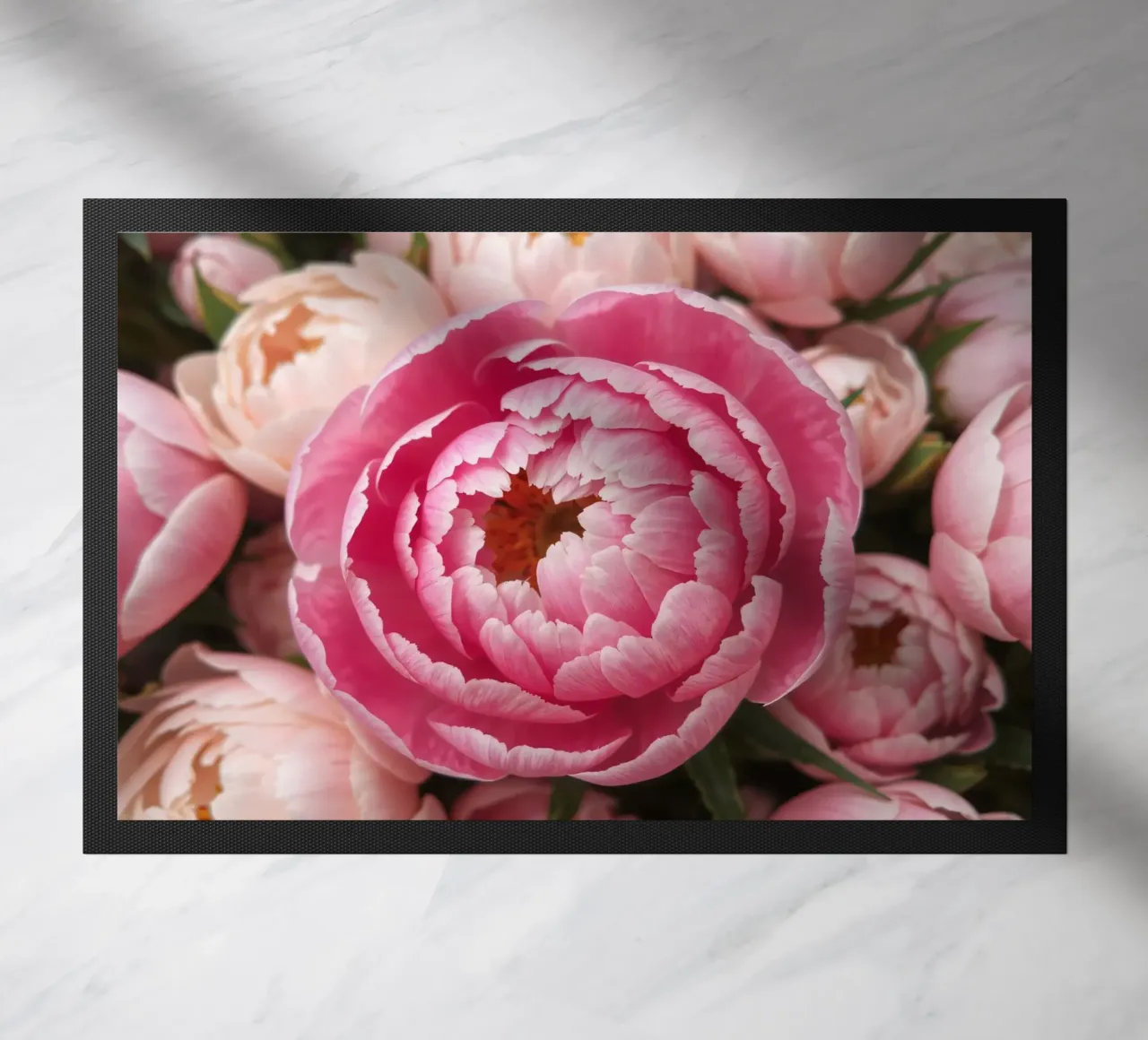 Splendide peonie rosa fioriscono in un giardino in primavera zerbino da DesignDoodle