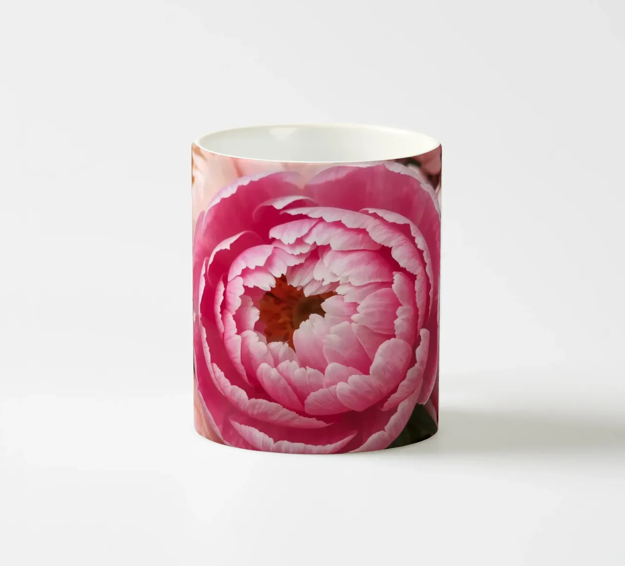 Splendide peonie rosa fioriscono in un giardino in primavera tazza in ceramica da DesignDoodle