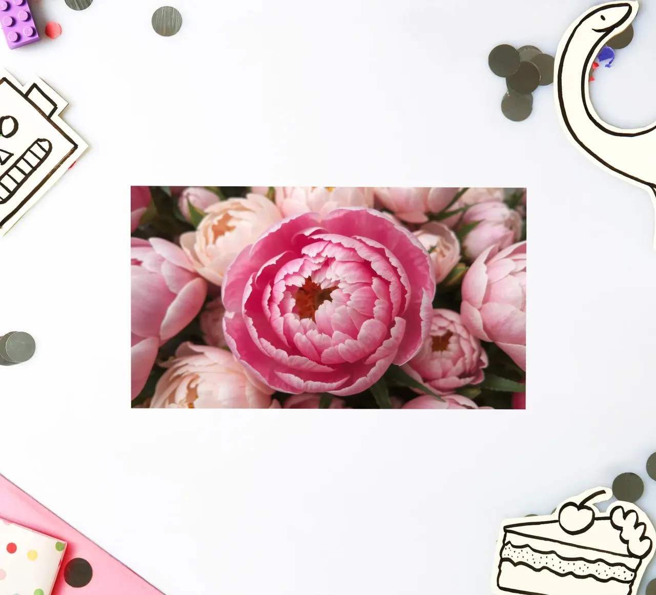Schöne rosa Pfingstrosen blühen im Frühling in einem Garten Sticker von DesignDoodle