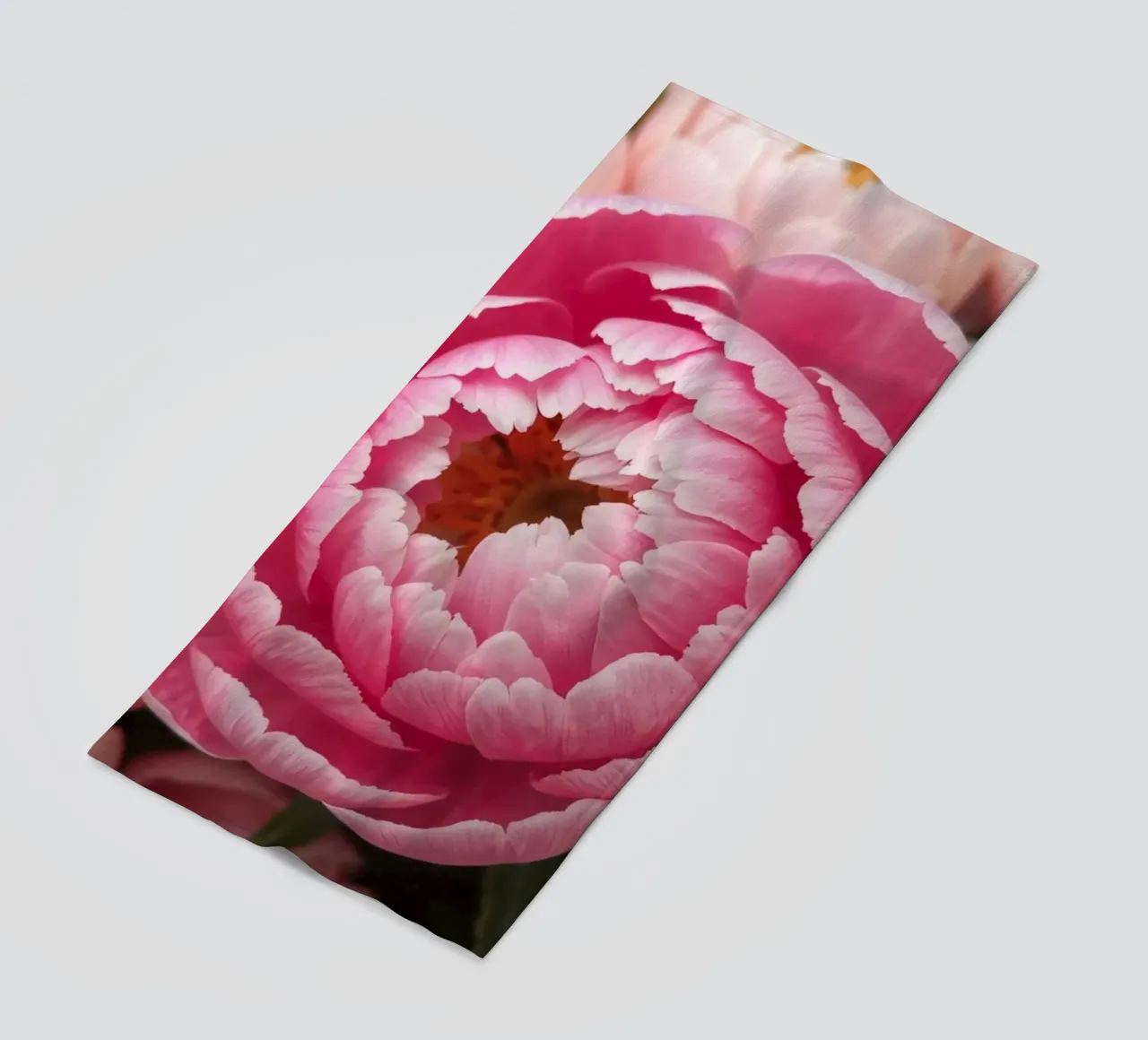 Splendide peonie rosa fioriscono in un giardino in primavera telo mare da DesignDoodle