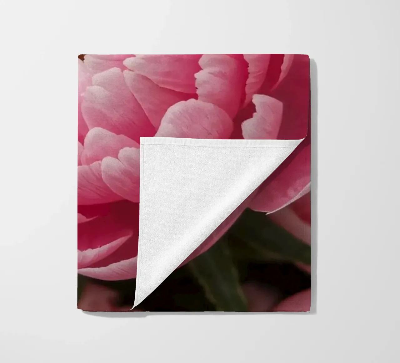Splendide peonie rosa fioriscono in un giardino in primavera telo mare da DesignDoodle