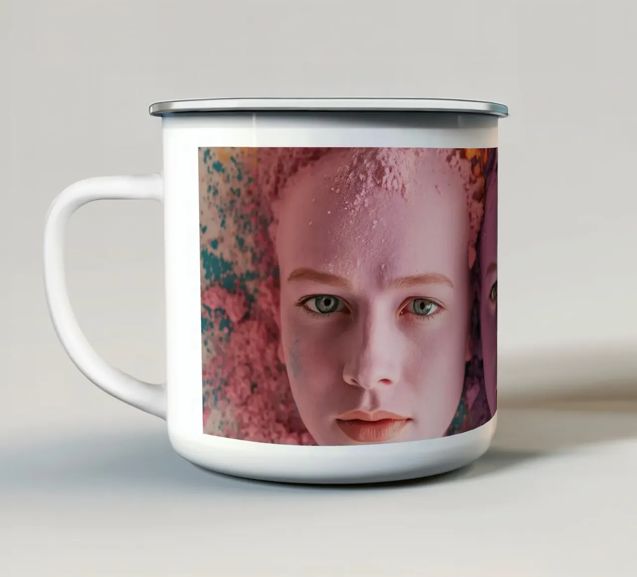 Polveri colorate espressione artistica con volti coperti tazza in smalto da DesignDoodle