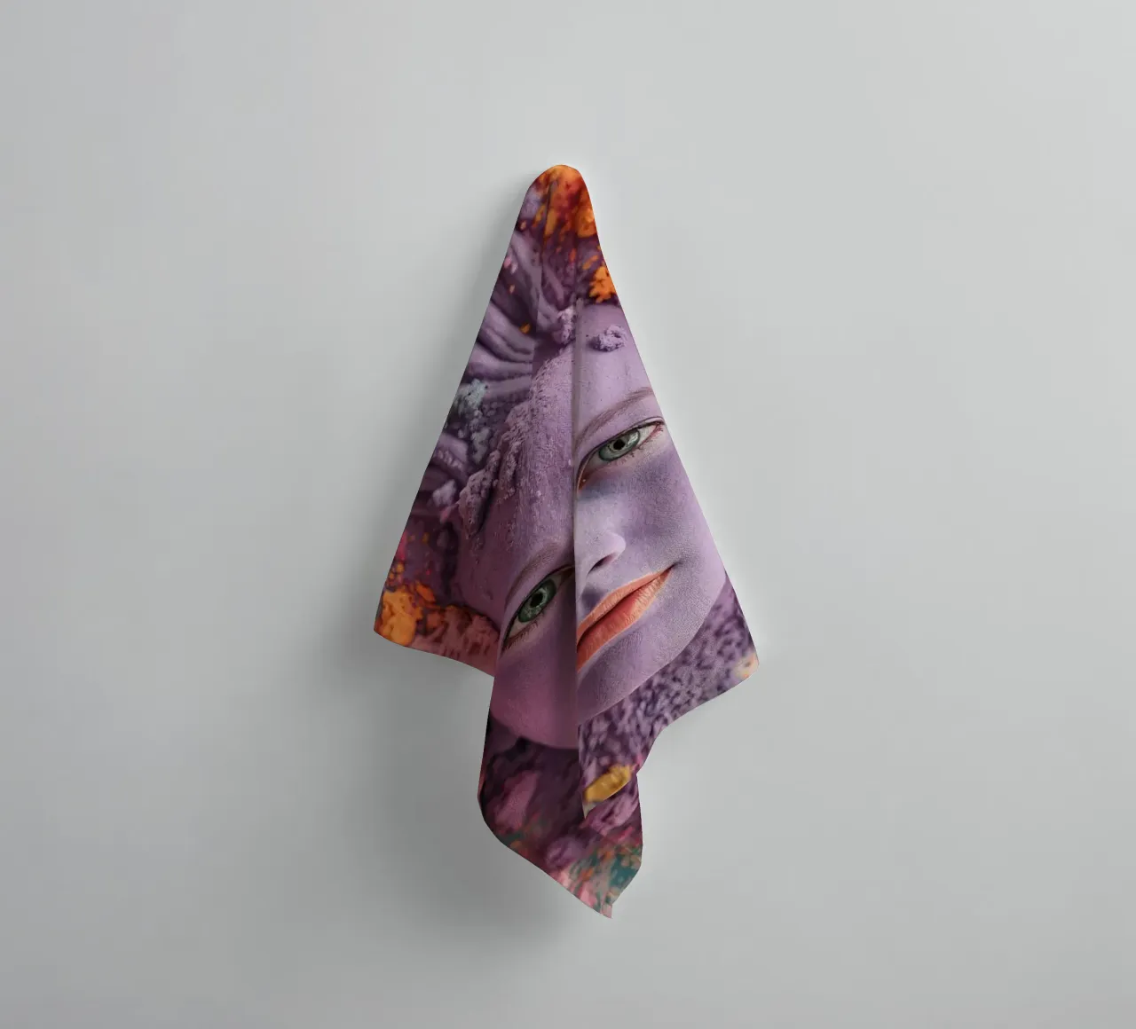 Polveri colorate espressione artistica con volti coperti asciugamano da bagno da DesignDoodle