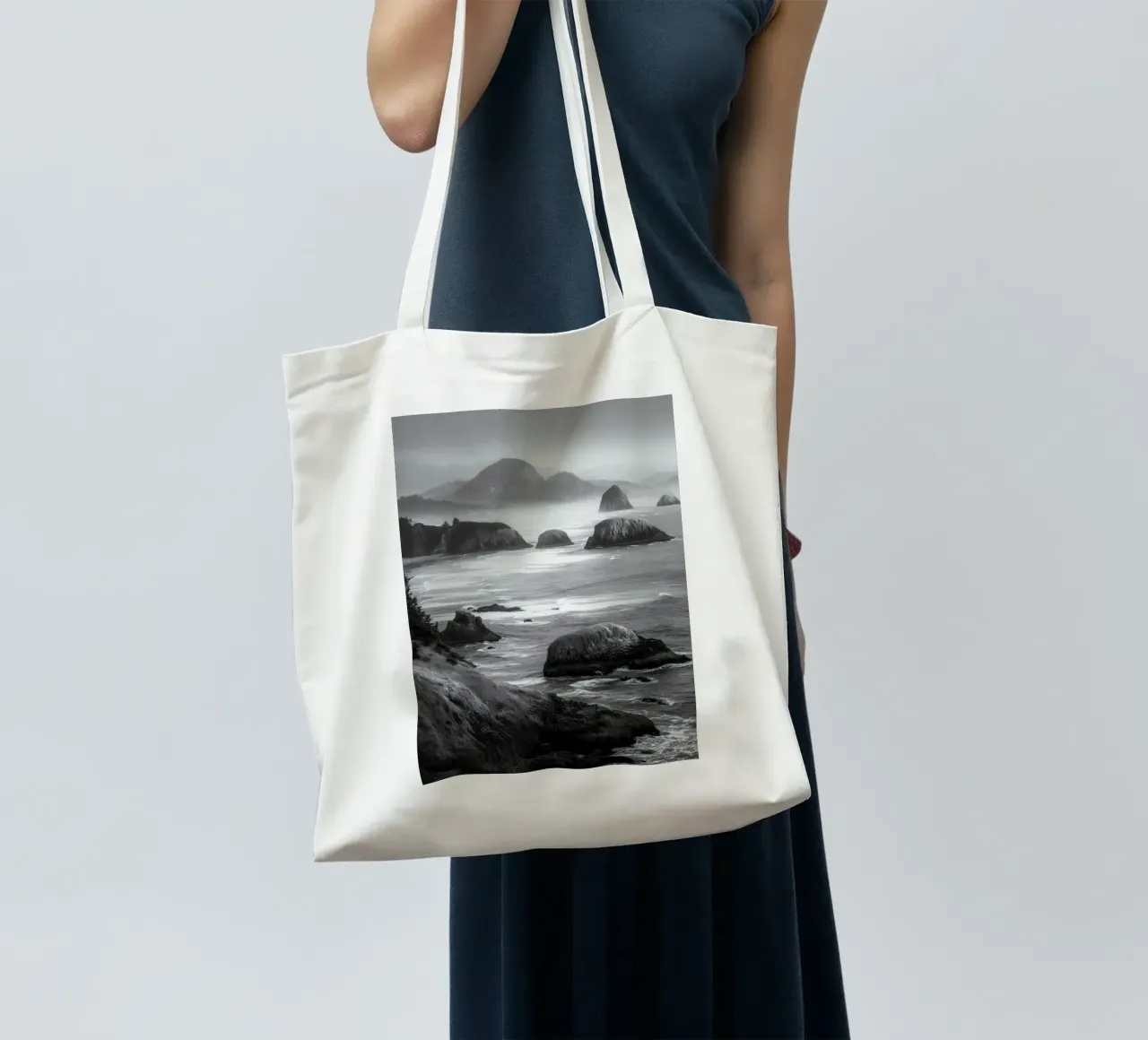 Paesaggio costiero in bianco e nero borsa in juta da Indigo Tides Art