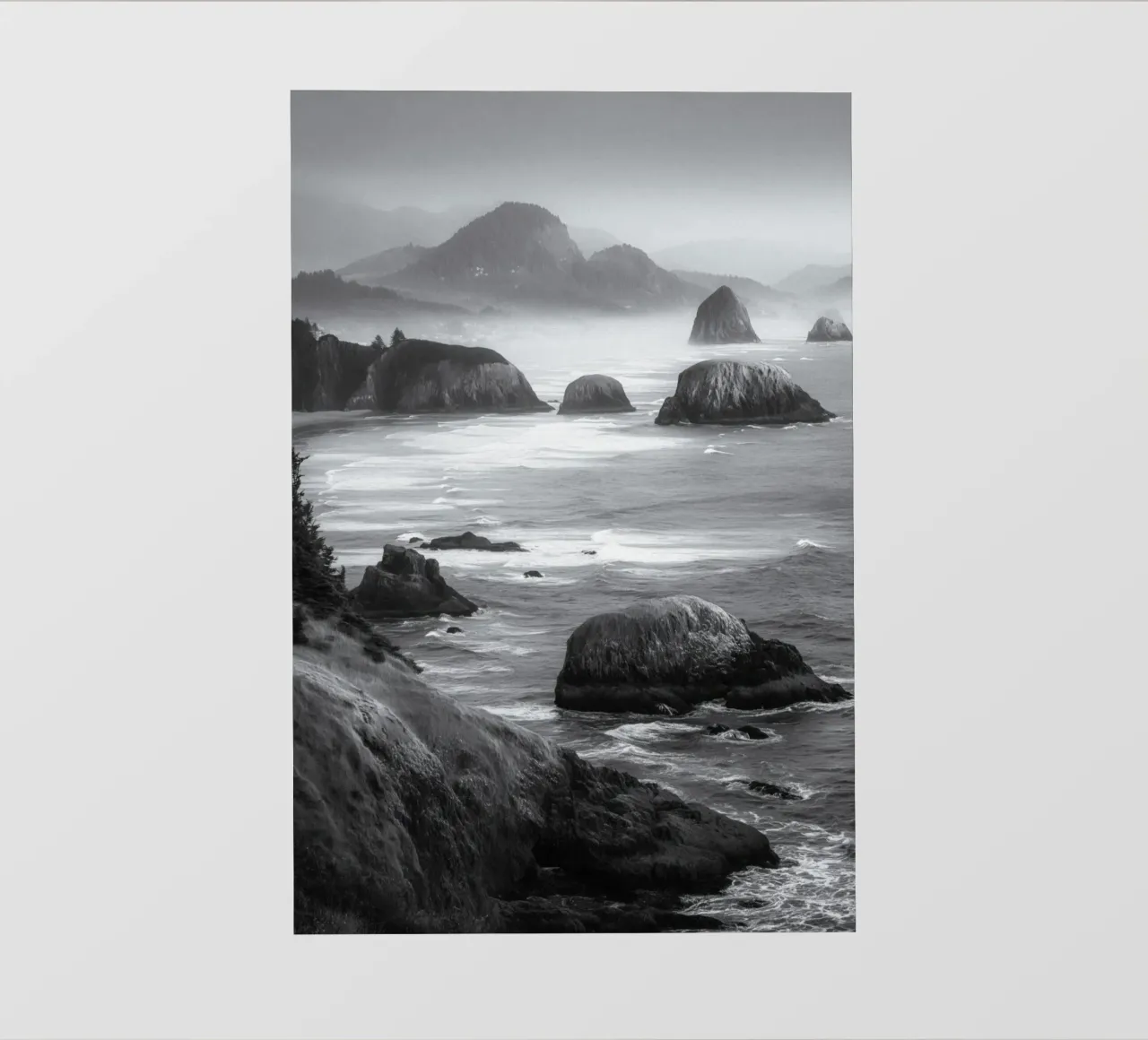 Paesaggio costiero in bianco e nero pellicola backlit da Indigo Tides Art
