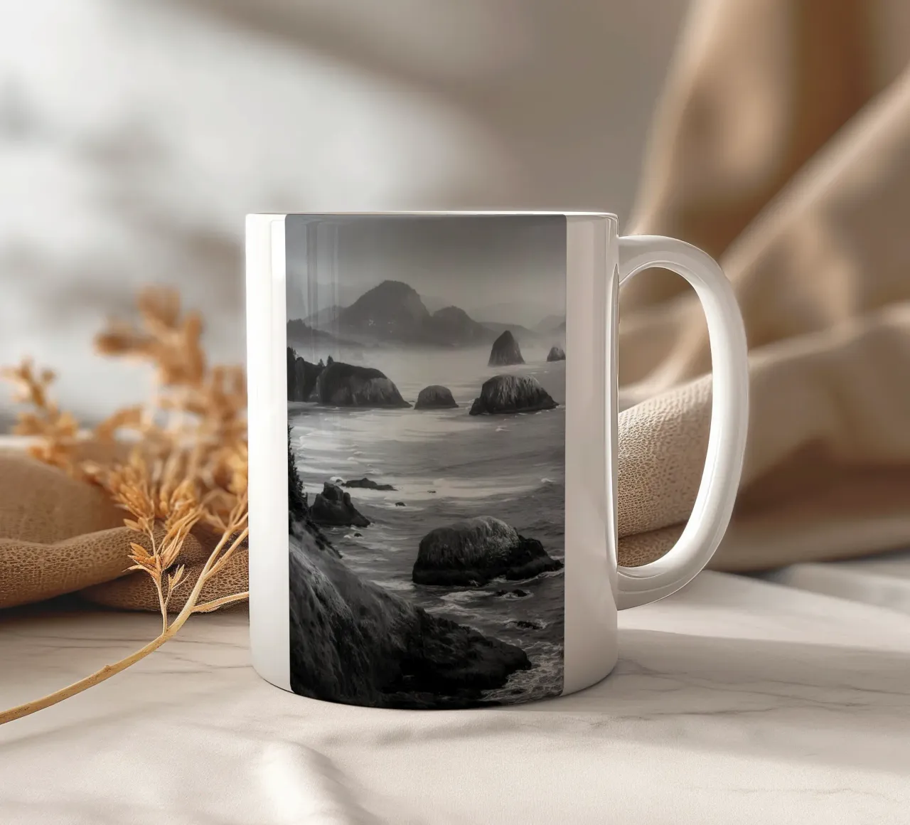 Paesaggio costiero in bianco e nero tazza in ceramica da Indigo Tides Art