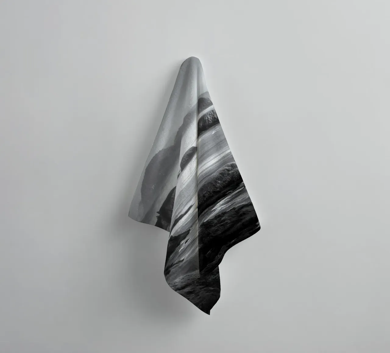 Paesaggio costiero in bianco e nero asciugamano da bagno da Indigo Tides Art