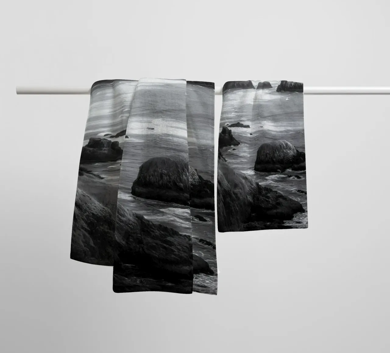 Paesaggio costiero in bianco e nero asciugamano da bagno da Indigo Tides Art
