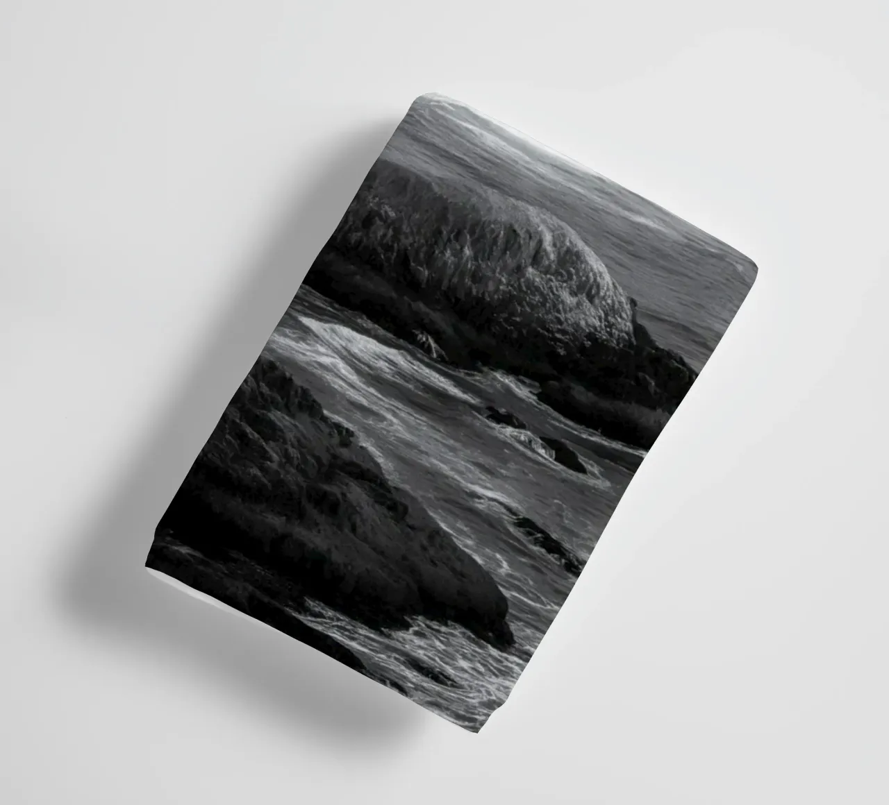 Paesaggio costiero in bianco e nero asciugamano da bagno da Indigo Tides Art