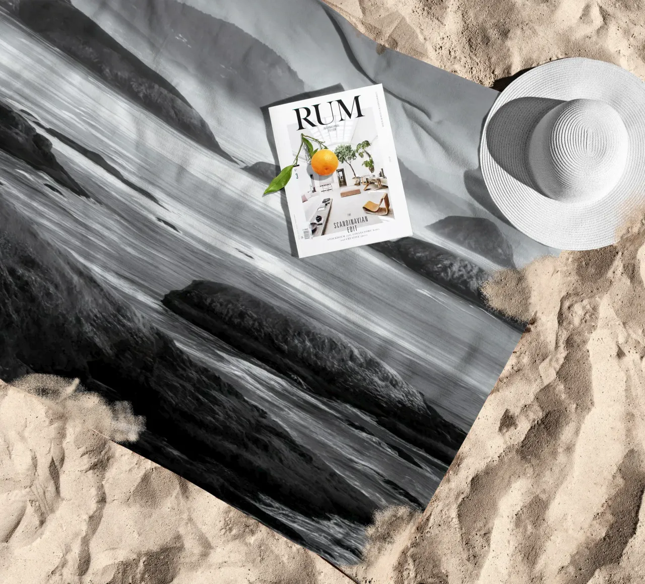 Paesaggio costiero in bianco e nero telo mare da Indigo Tides Art