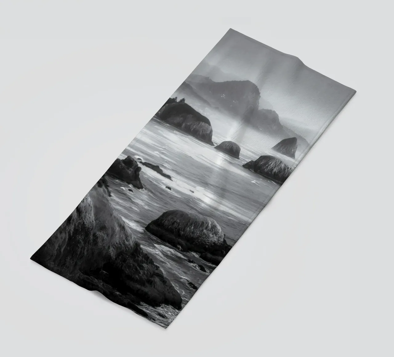 Paesaggio costiero in bianco e nero telo mare da Indigo Tides Art