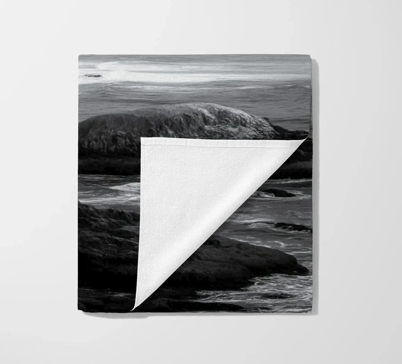 Paesaggio costiero in bianco e nero telo mare da Indigo Tides Art